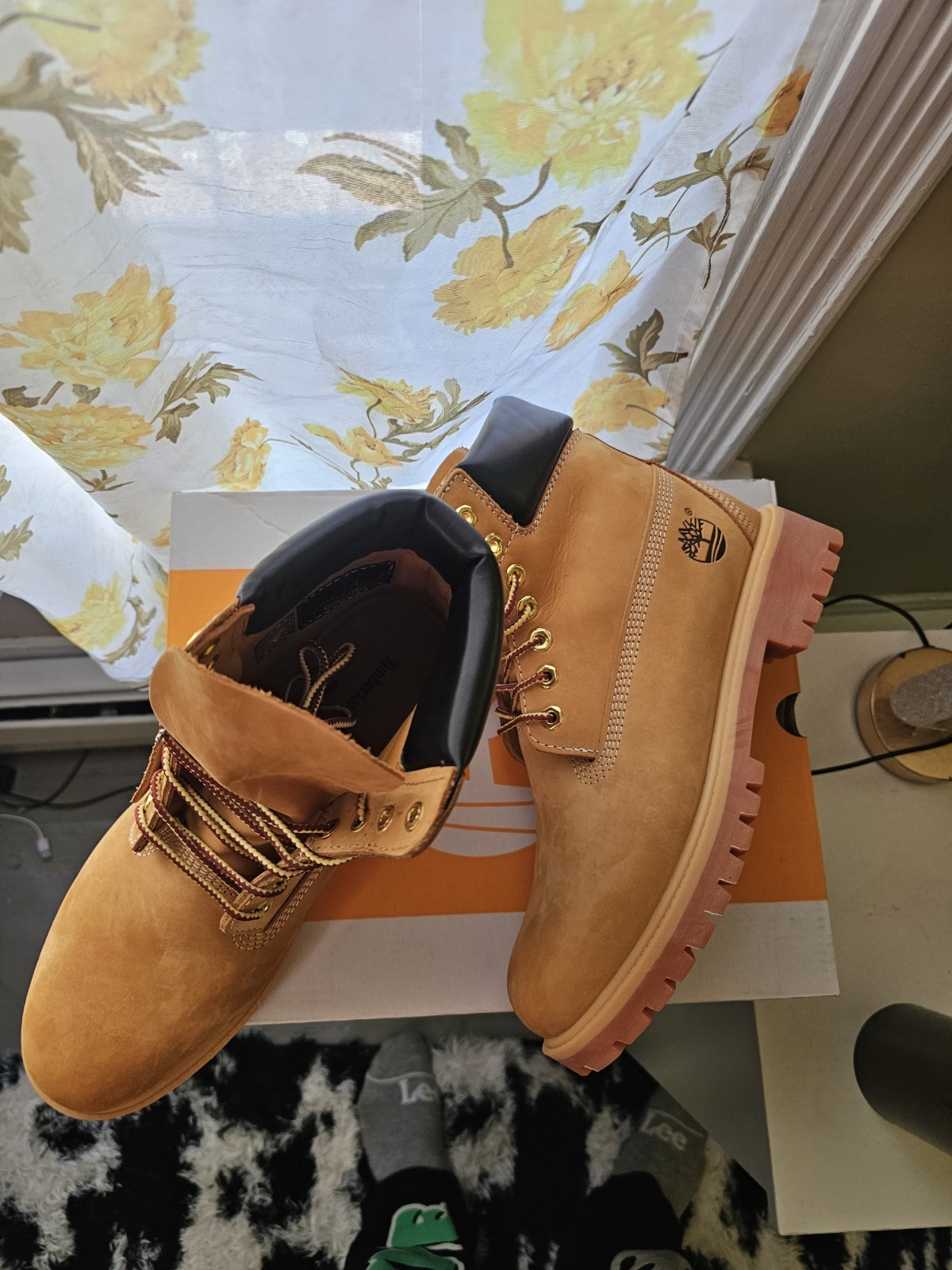 Timberland 6-Inch Premium Waterproof Boots Wheat – Men’s Size 8.5