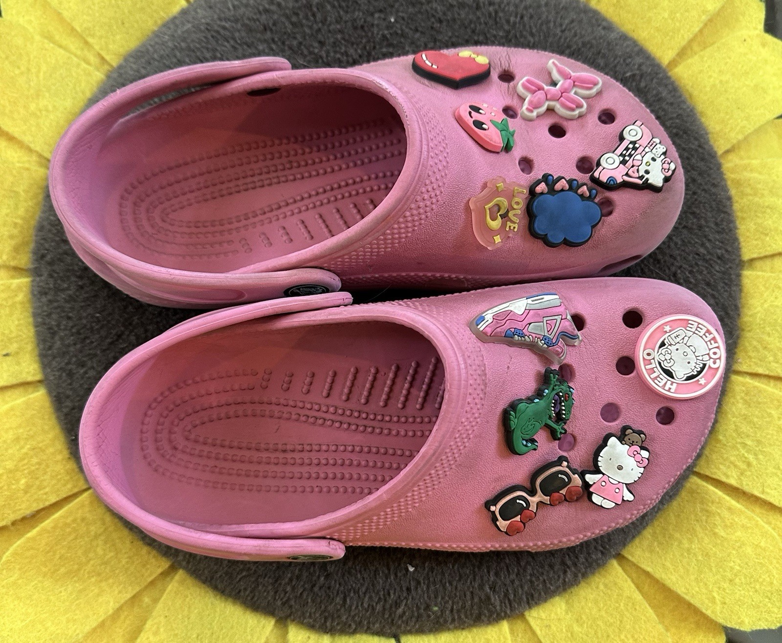 Crocs Classic Clog Pink Unisex Kids US 3 Hello Kitty Jibbitz Charms