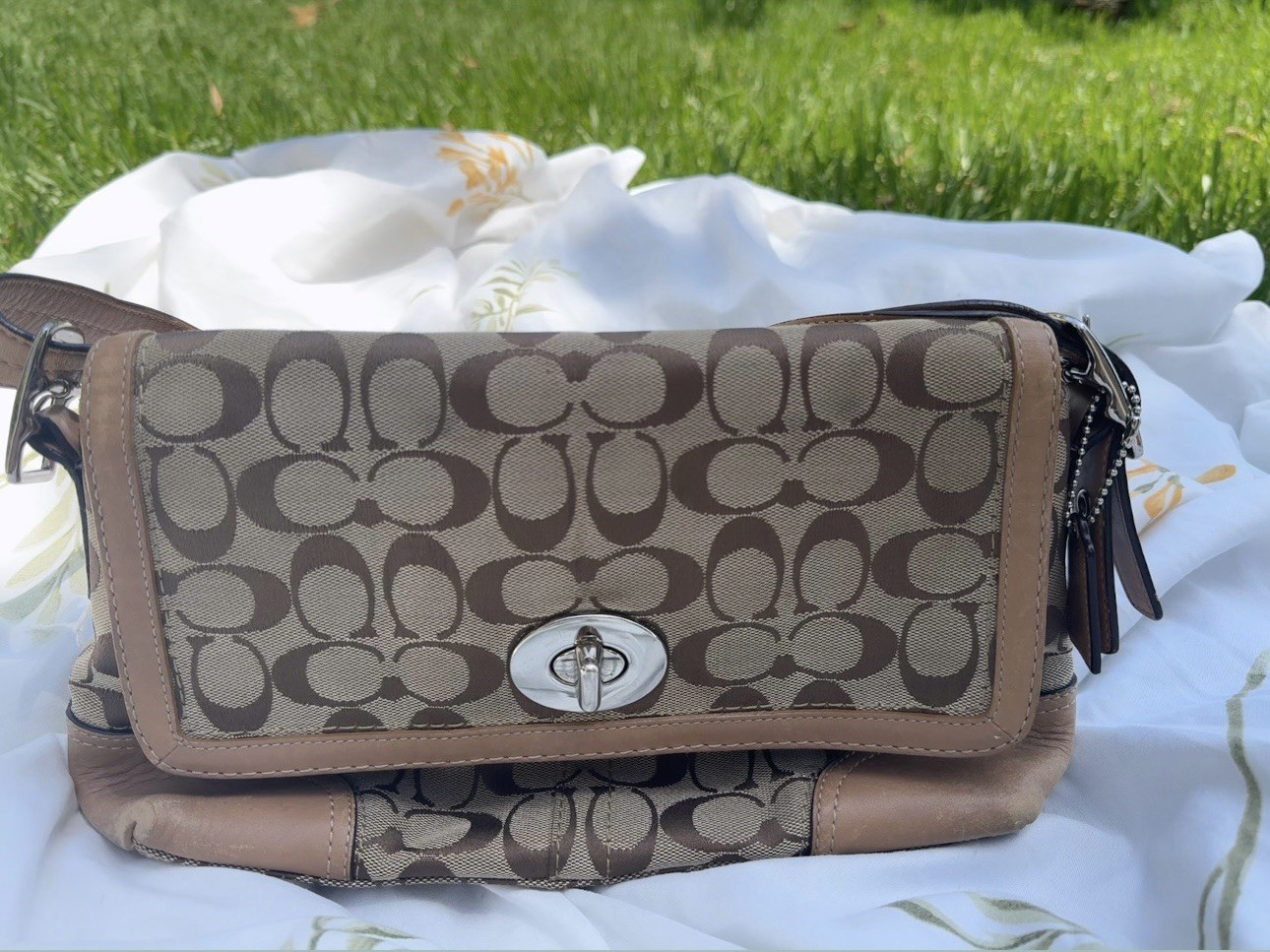Coach Signature C Logo Turn Lock Shoulder Bag Small Beige/Brown, Detachable