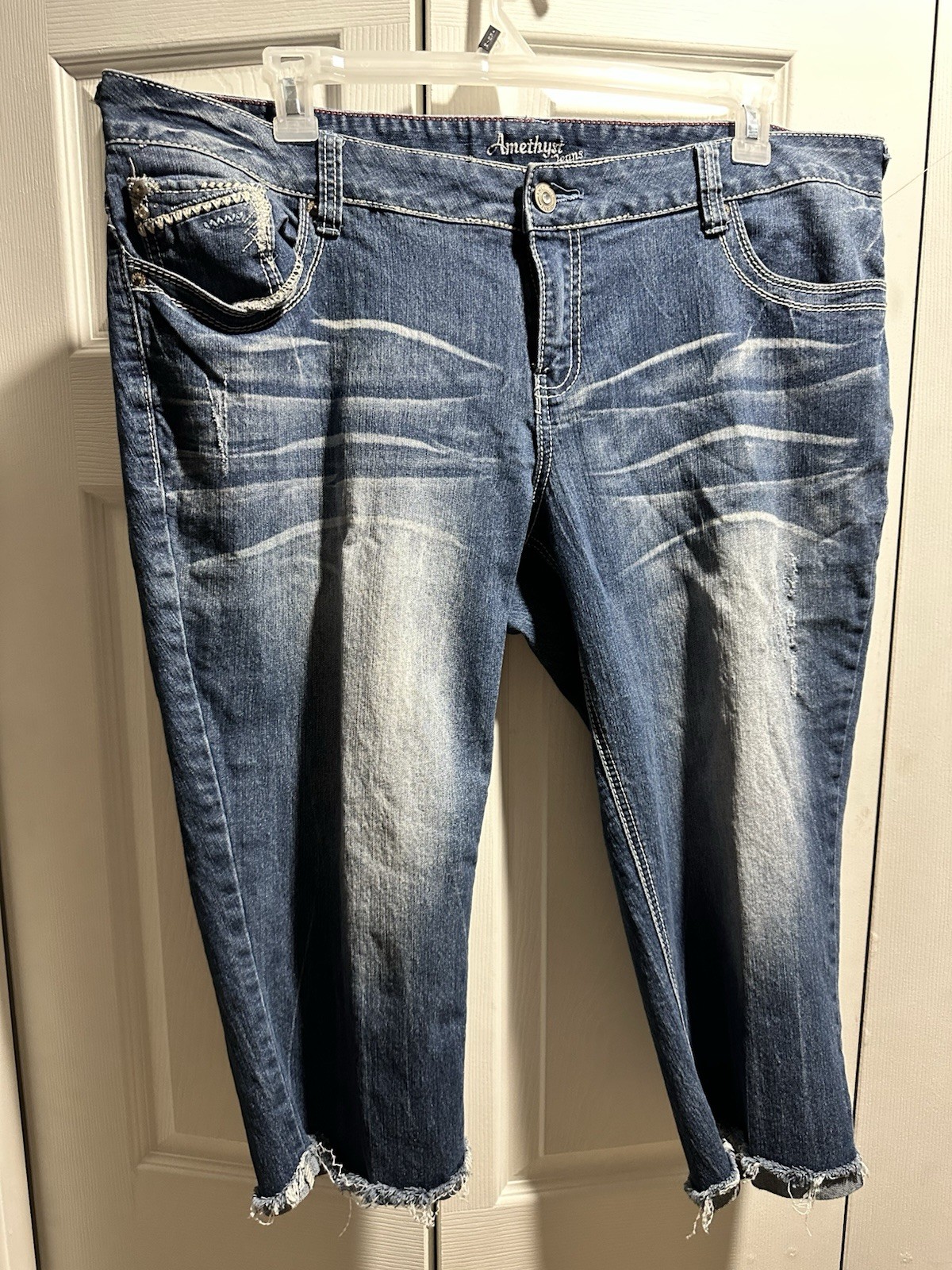 Amethyst Capri Jeans plus 20W Distressed Ribbon Frayed cuff Dark Wash 43x10x20