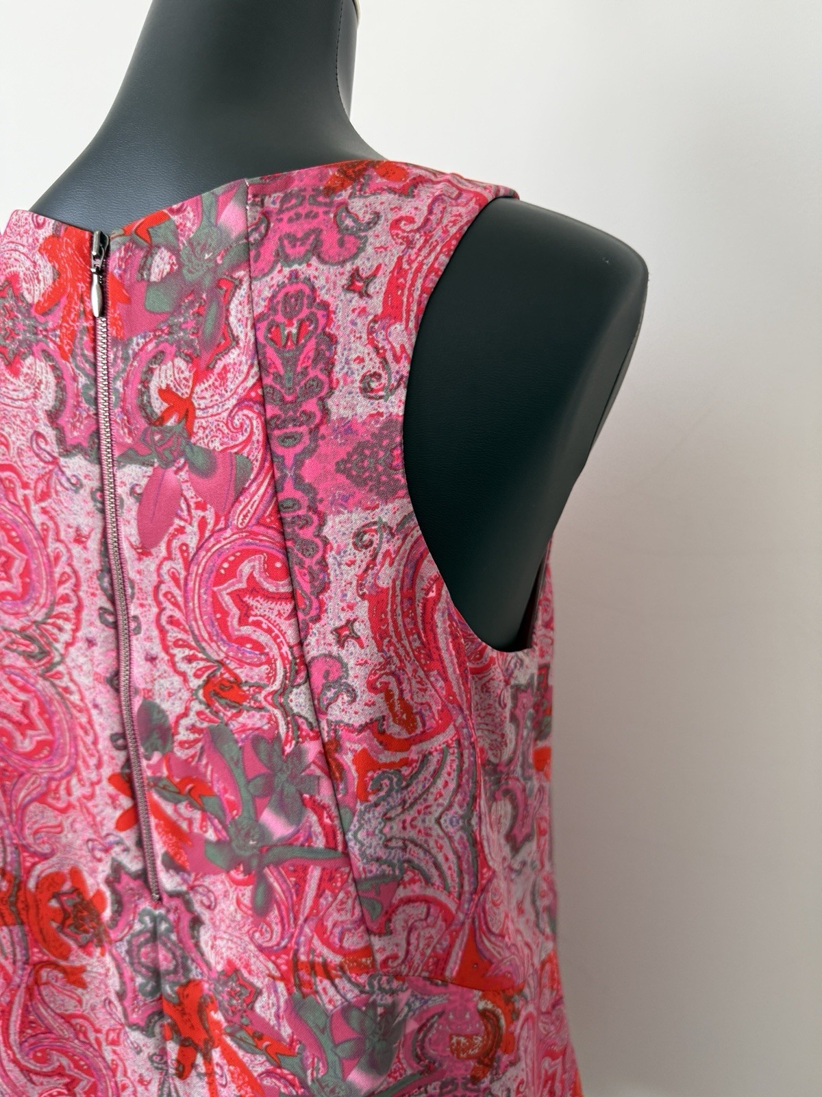 CAbi Jubilee Pink/Purple/Gray Paisley Sleeveless Tank Blouse – SIZE M