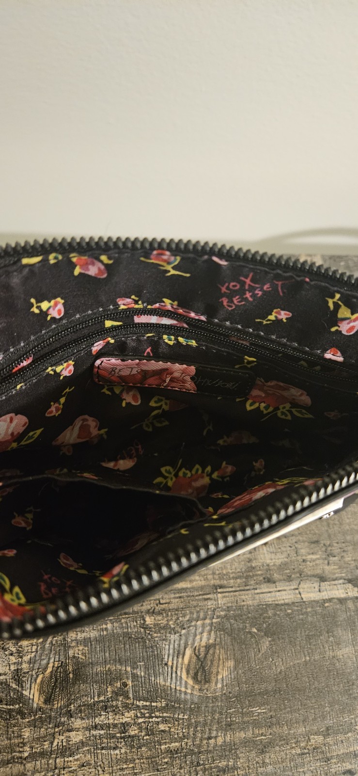 Betsey Johnson Black Floral Crossbody Bag Chain Strap Zip Closure Inner Pockets
