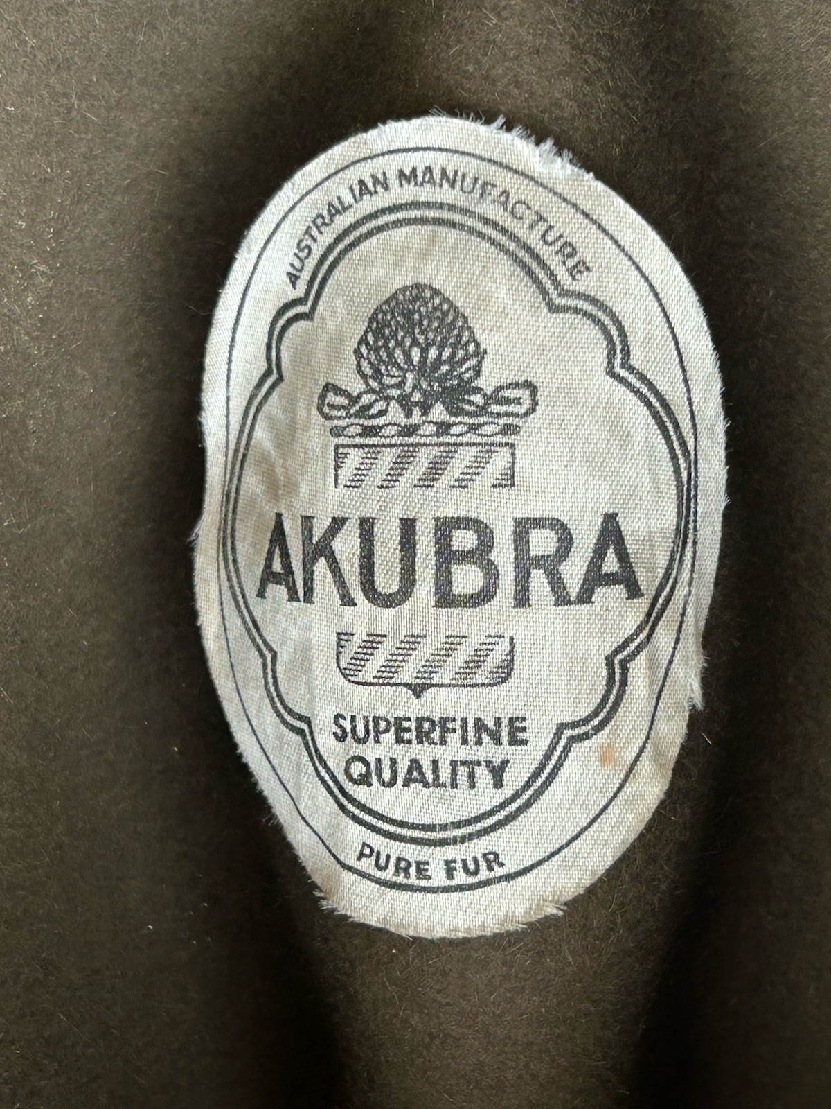 Excellent AKUBRA Pure Fur Felt SLOUCH HAT w/Australia Metal Badge Military sz 55