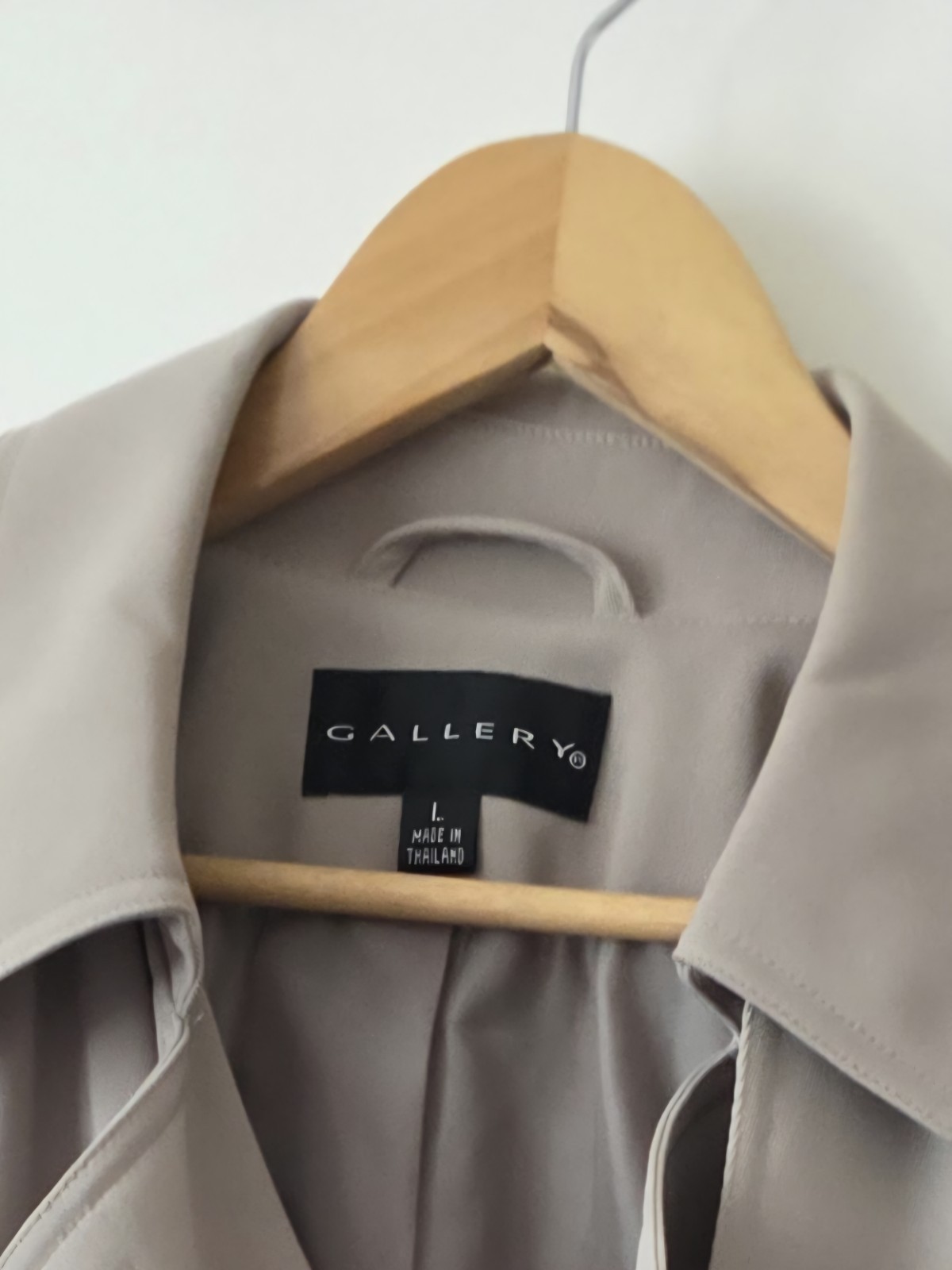 Gallery Woman’s Beige Trench Coat Size L Button/Belt Closure Pockets Mid-Length