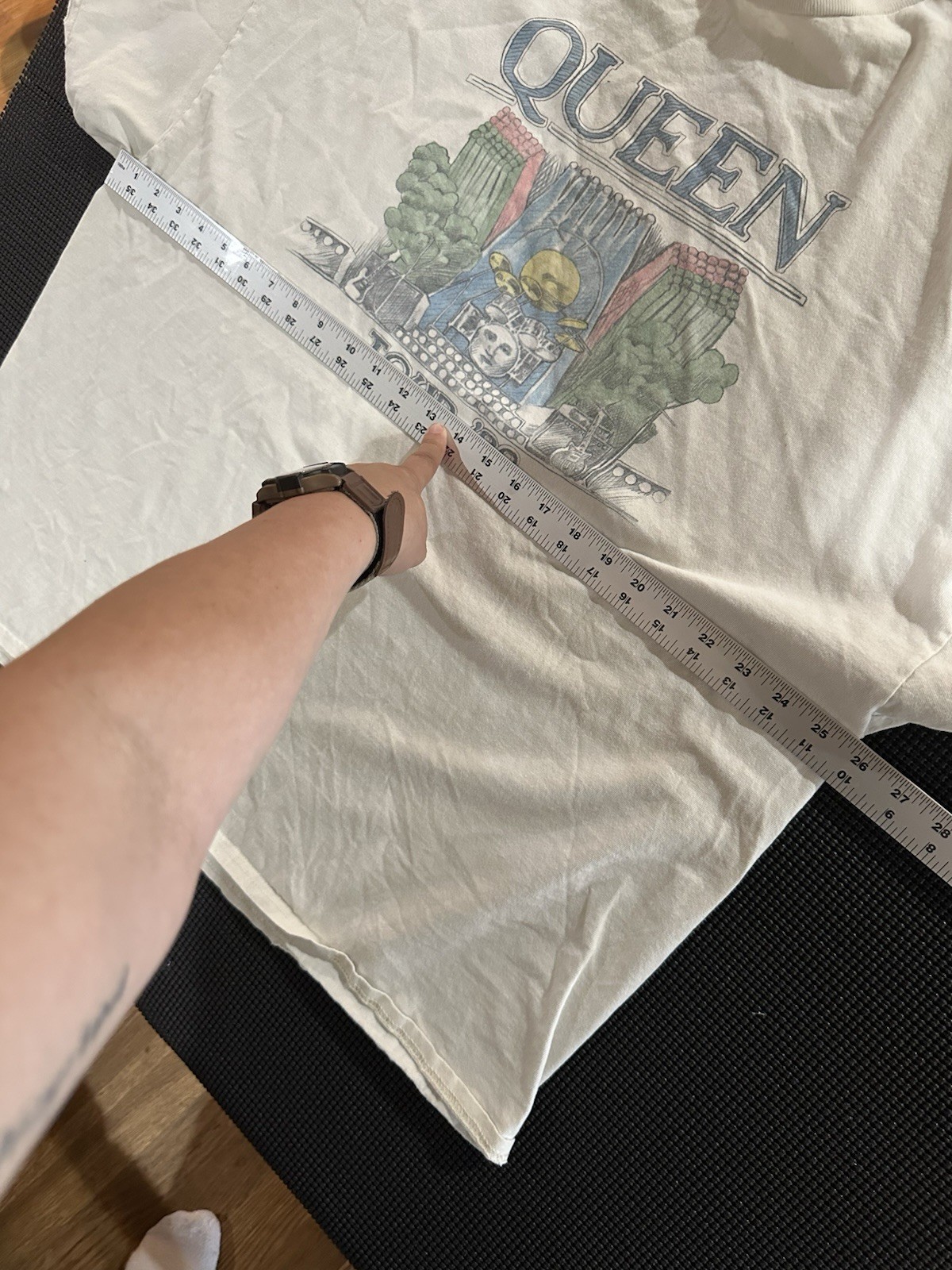 Queen Tour 80 Band T Shirt Mens XL White Official Merch Rock Graphic Distressed