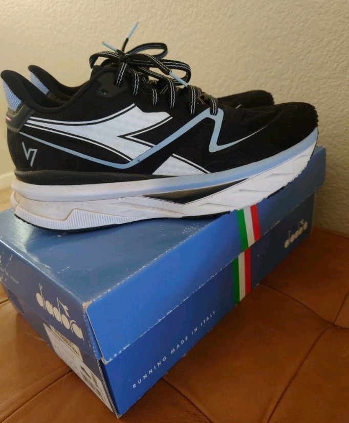 Comfy and lightweight Diadora running shoes made in Italy! unisex! retail $240