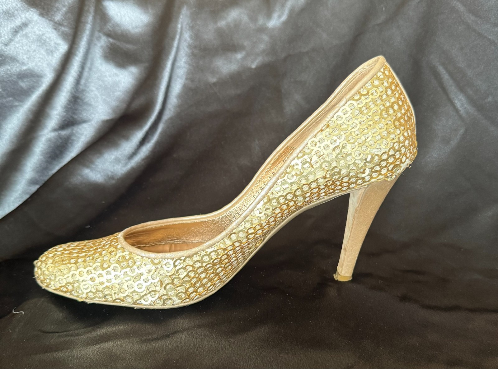 Salvatore Ferragamo Gold Sequin Evening Pumps Size 10 – Original Box Included