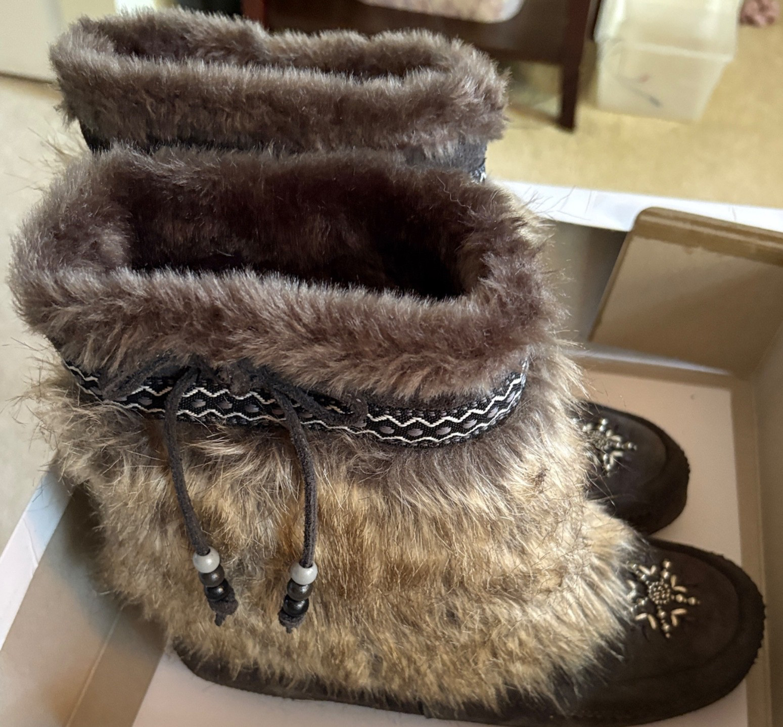 Minnetonka Spokane Mukluk Short Bead Boots Size 8.5 NWB