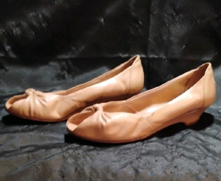 Vintage Caramel Women’s Peep Toe Kitten Heels Sz 9B Open Toe Shoes