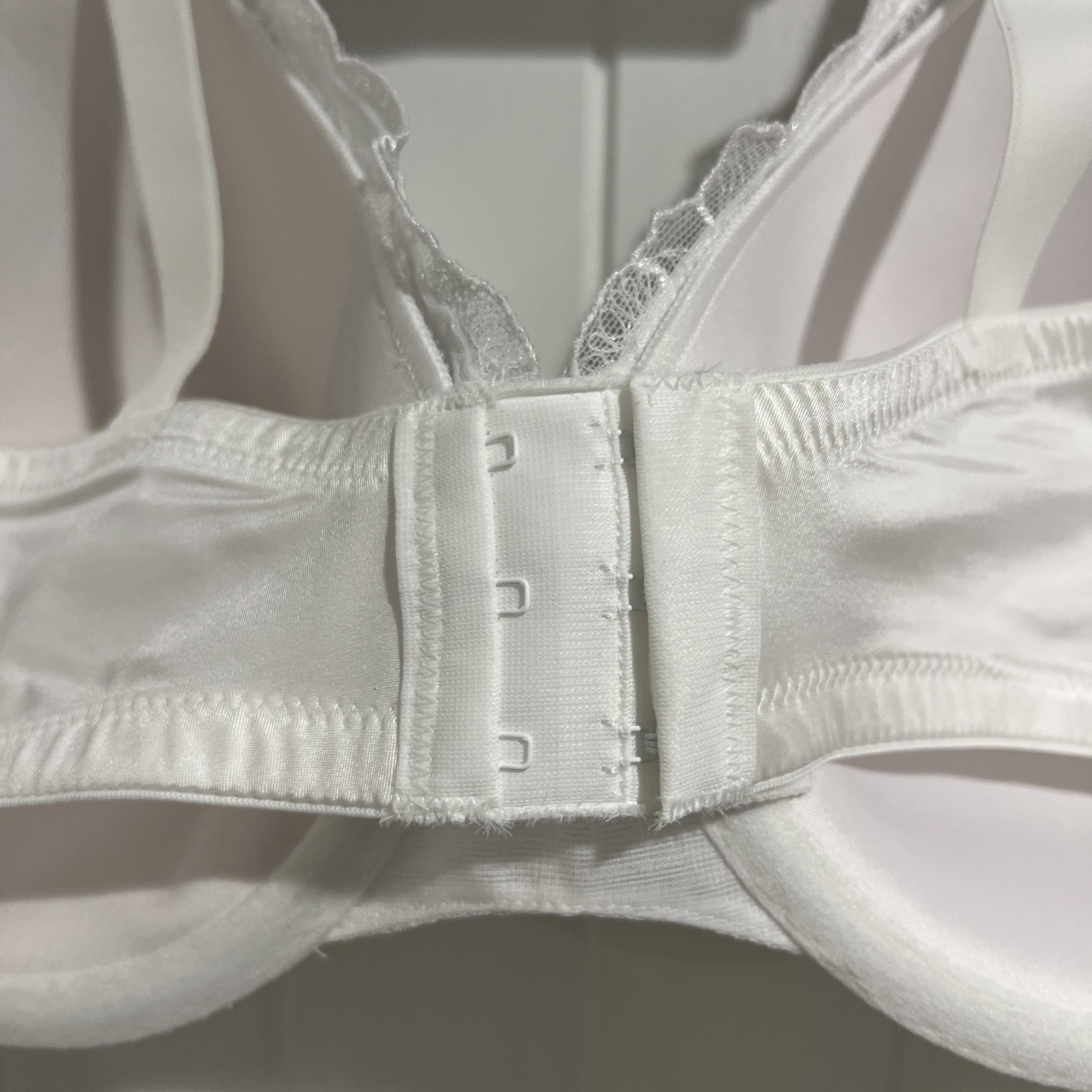 Playtex Gorgeous Lace Embroidered Underwire Support Bra White Style 7576 Sz 44D