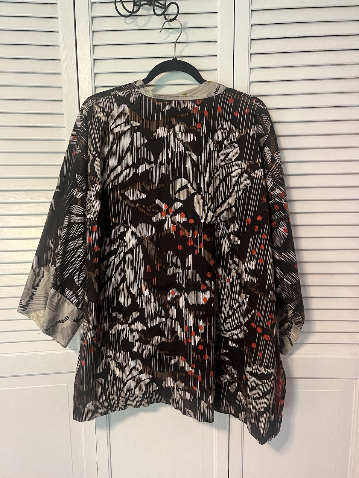 Women’s Black/Gray/Red Floral Lightweight Open-Front Pleated Kimono Jacket 3/4