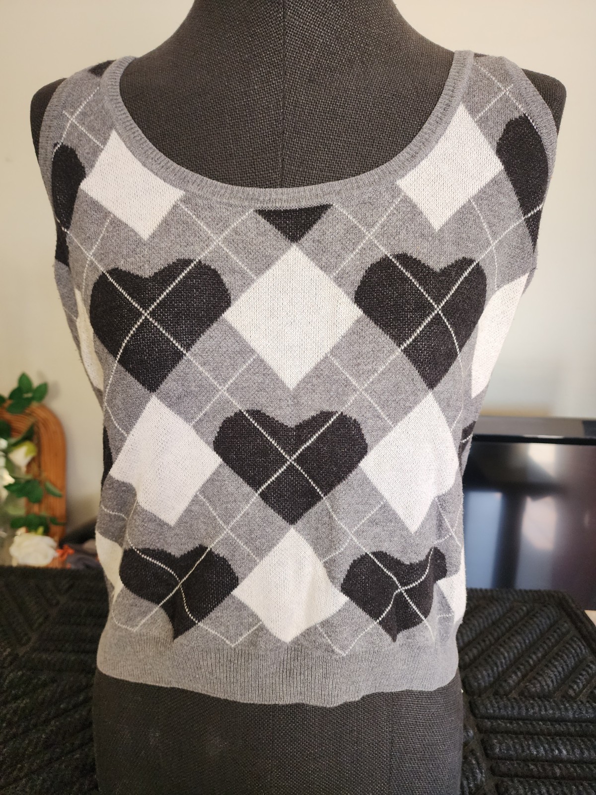 Women’s M Gray Black White Argyle Heart Knit Sleeveless Scoop Neck Sweater/ H&M