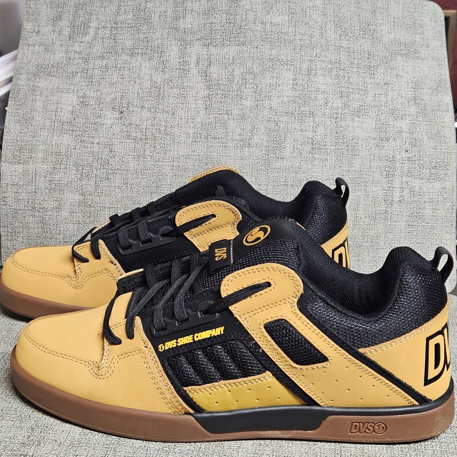 DVS Men’s Comanche Skate Shoe Size 11 -Chamois/Black/Gum DVF0000323 – Excellent