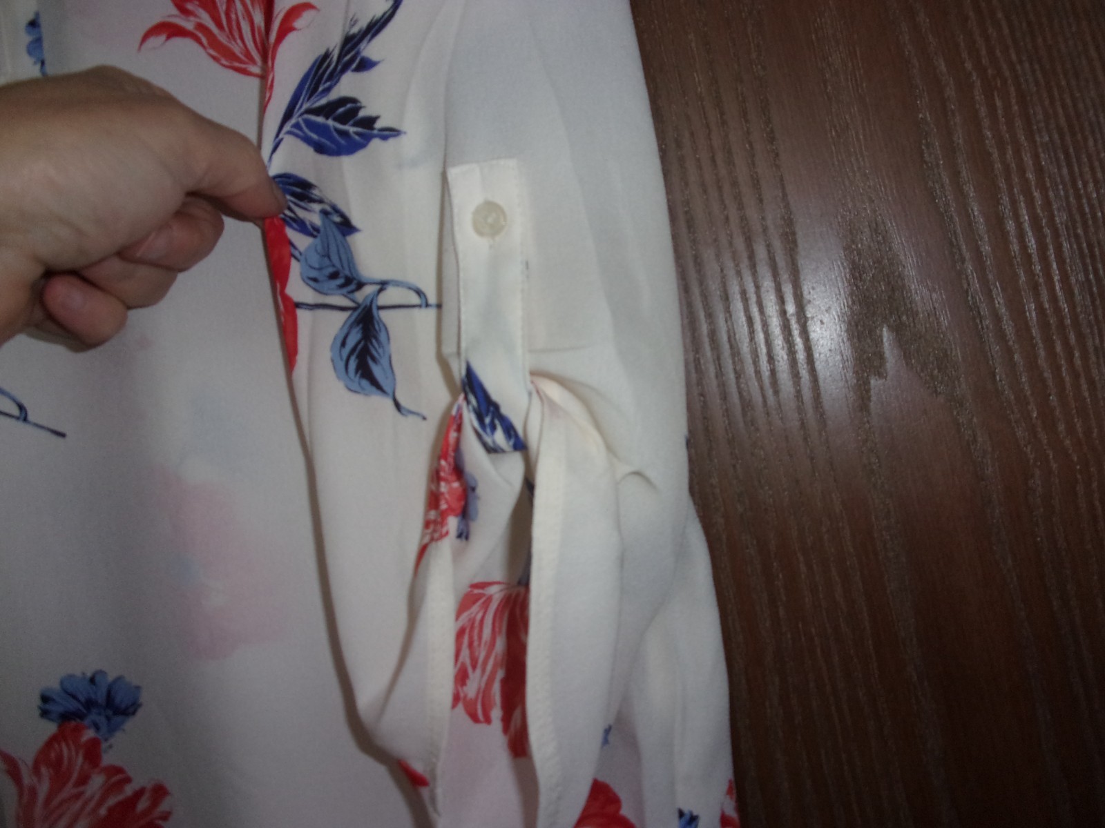 NEW w/Tag ~ Maurices Pretty Flower Blouse w/zipper detail ~ Size “Large”