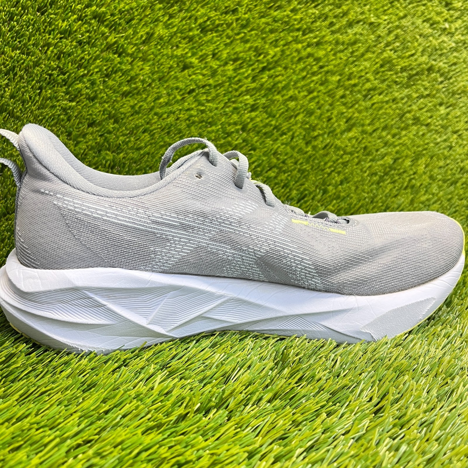 Asics Novablast 5 Womens Size 10.5 Gray Athletic Running Walking Shoes Sneakers