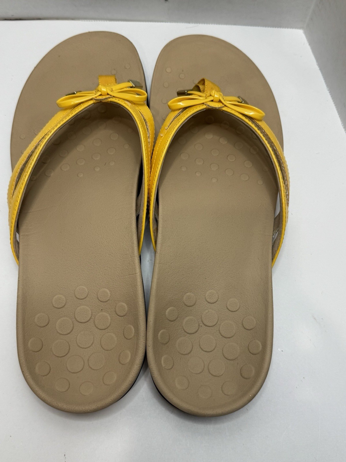 Vionic Bella II Yellow Patent Toe-Post Slip On Sandals Size 11 Bow Slide Comfy