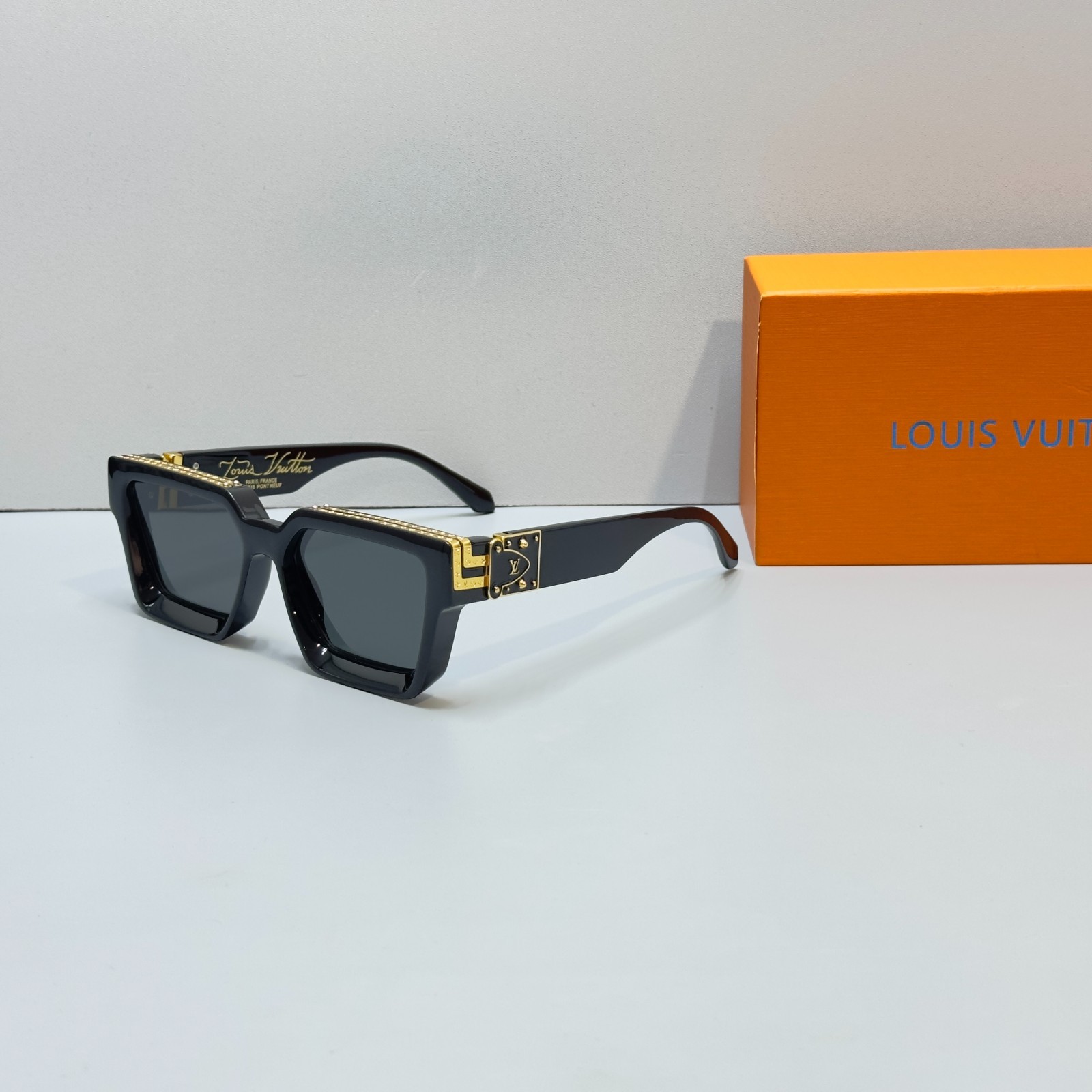 Louis Vuitton Z1165W Black Frame Gray Lens Sunglasses Brand New With Box
