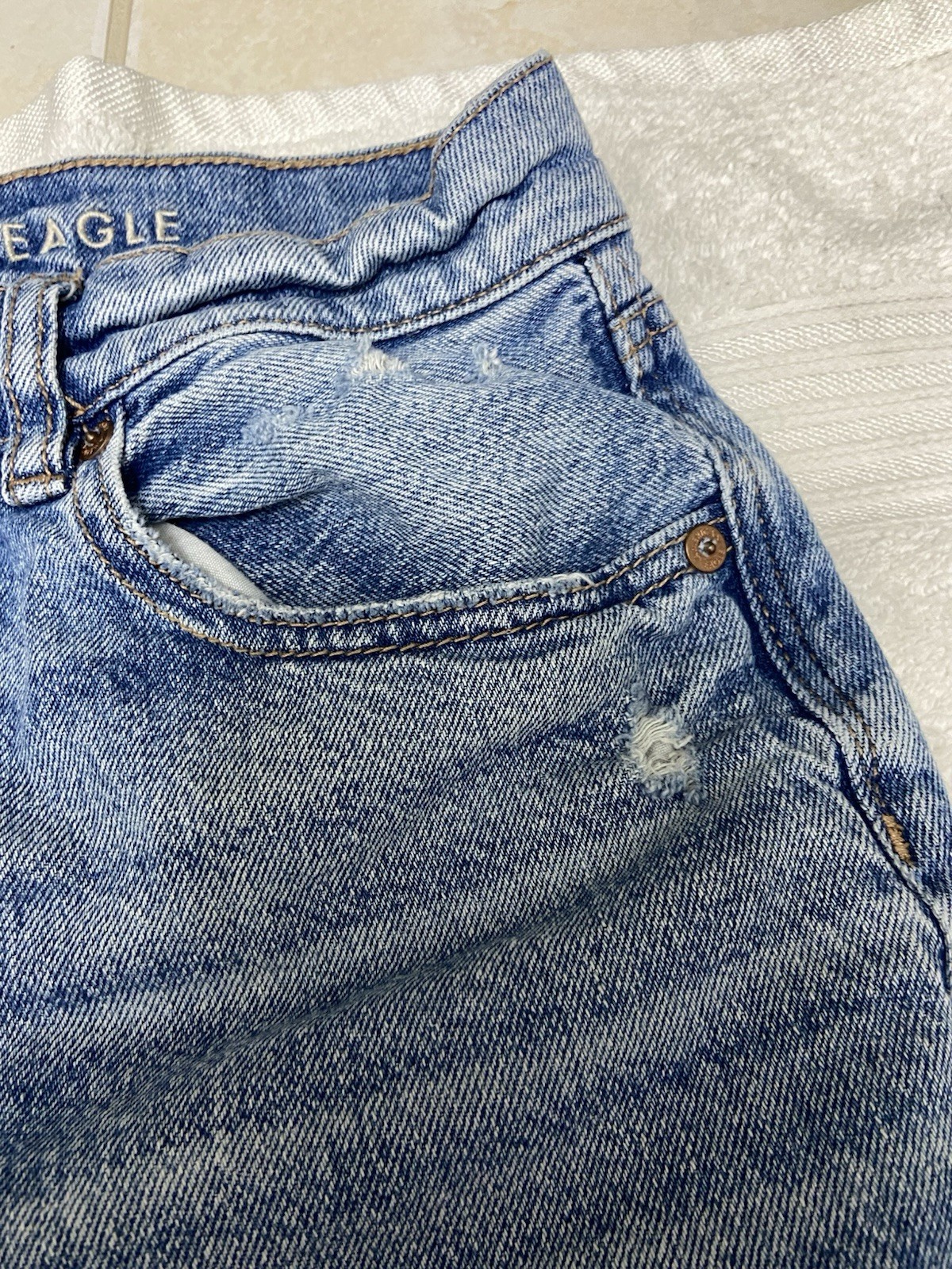 American Eagle Strigid Women’s High Rise Straight Distressed Light Wash Jeans 2