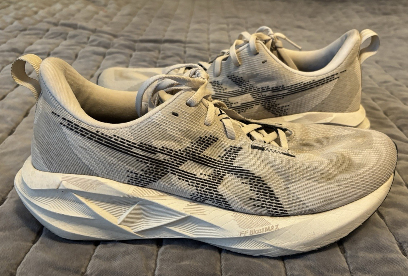 ASICS Novablast 5 Mens 10 US Oatmeal Black Athletic Running Shoes 1011B974