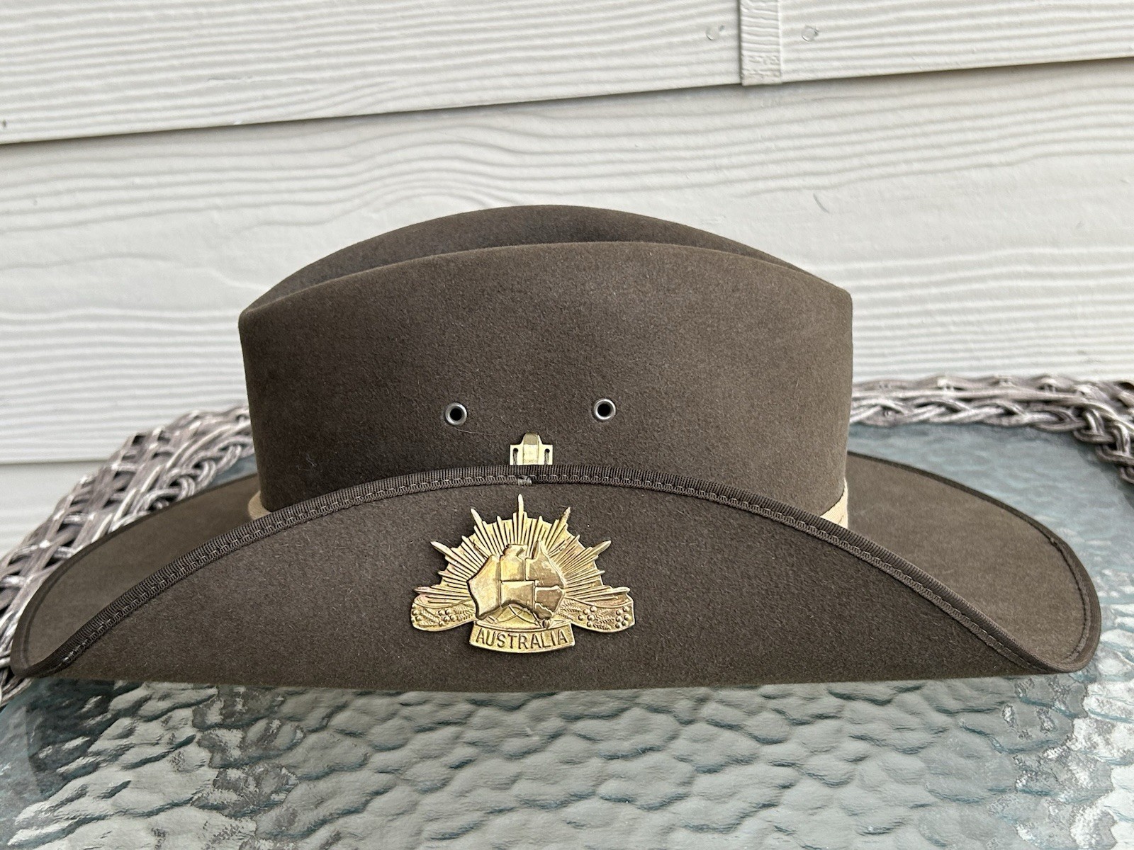 Excellent AKUBRA Pure Fur Felt SLOUCH HAT w/Australia Metal Badge Military sz 55