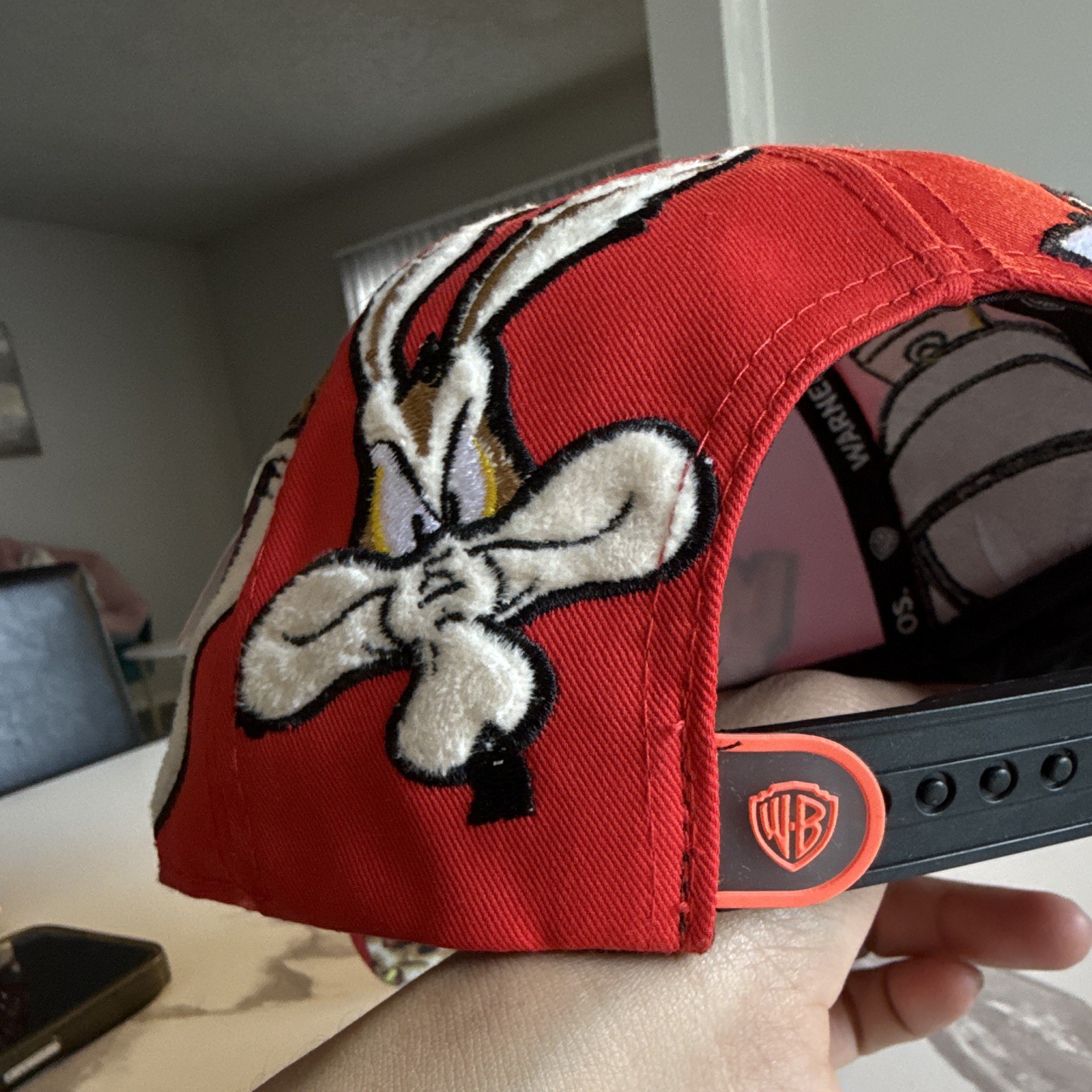 Warner Bros. Gorra Baseball Roja Ajustable Looney Tunes Personajes Bordados