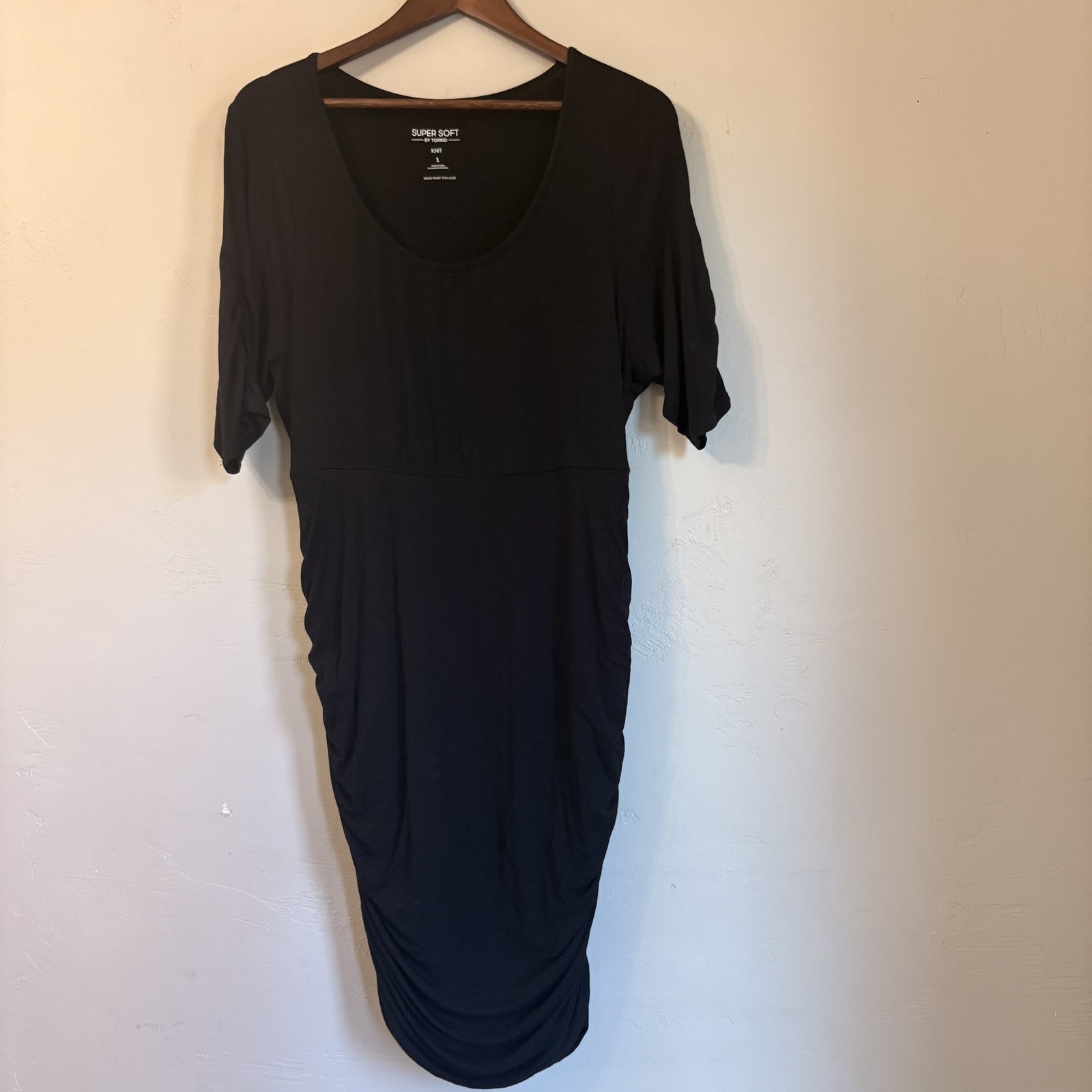 Torrid Super Soft Bodycon Dress – Size 1 – Black – Elbow Sleeve – Ruched