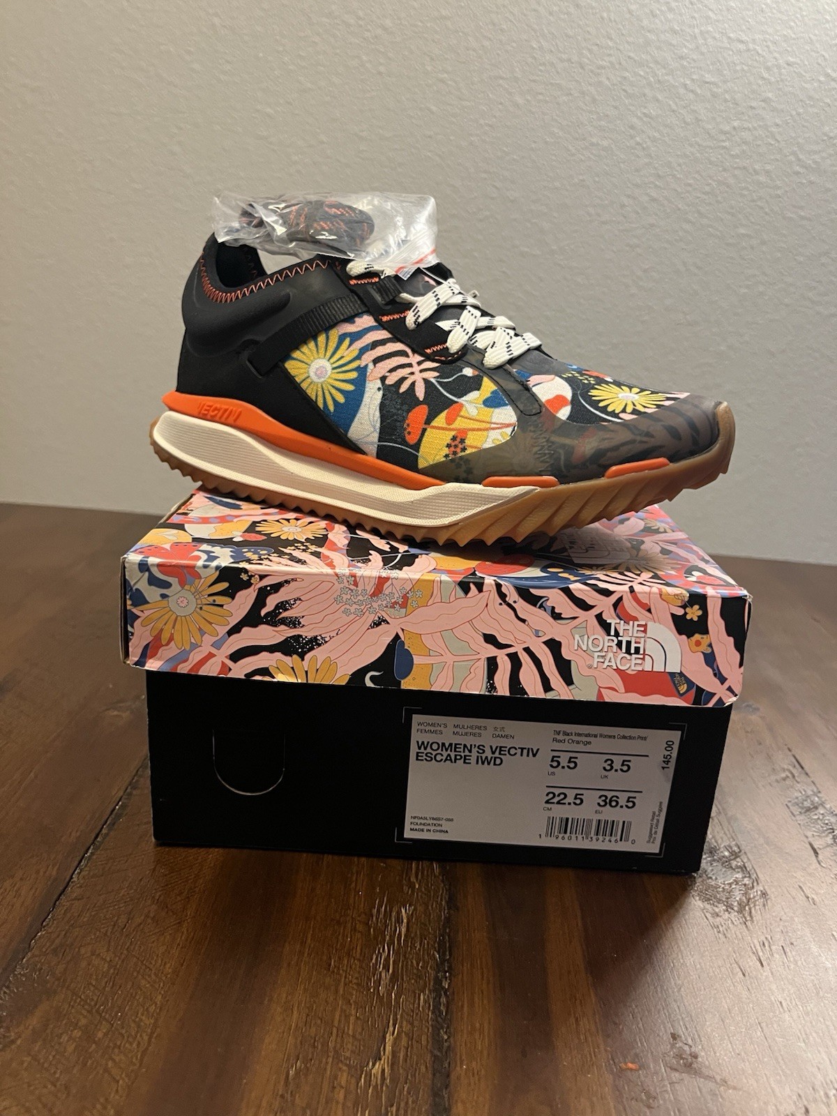 New with box North Face women’s vectiv escape IWD athletic shoe US 5.5, 22.5 cm