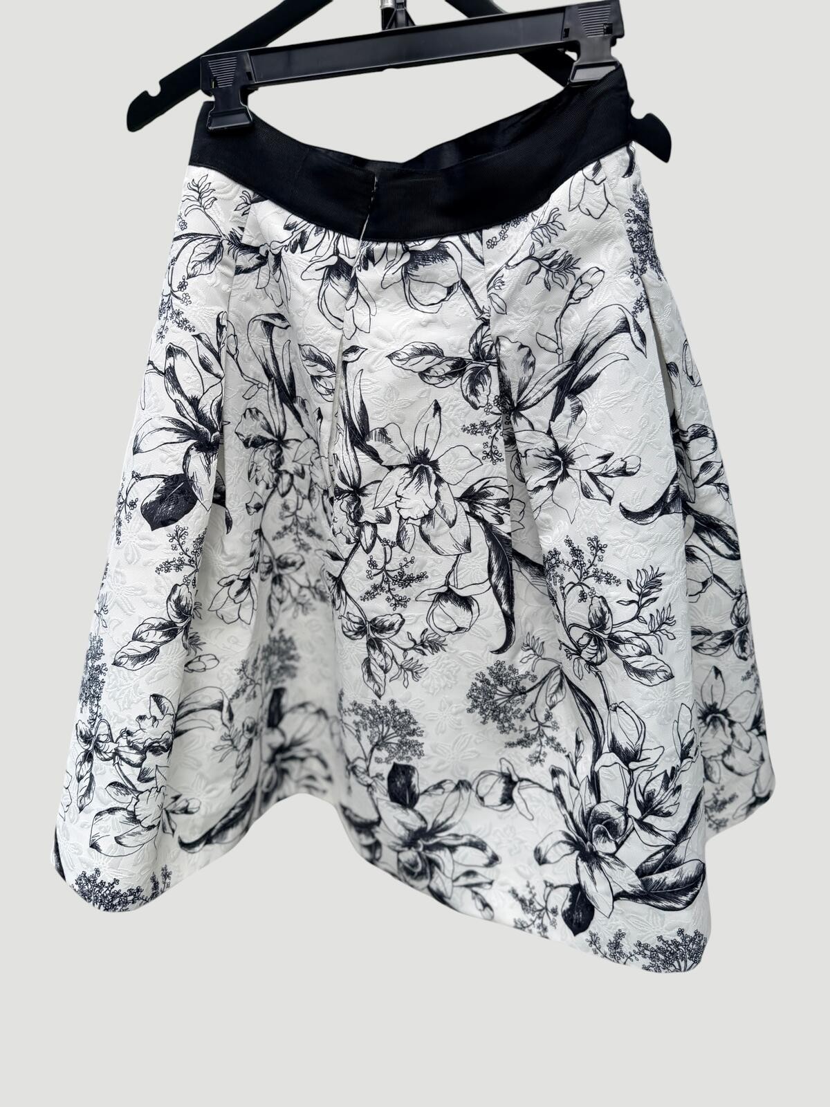 NWT White House Black Market Black and White Floral Halter 2 piece set Size 4