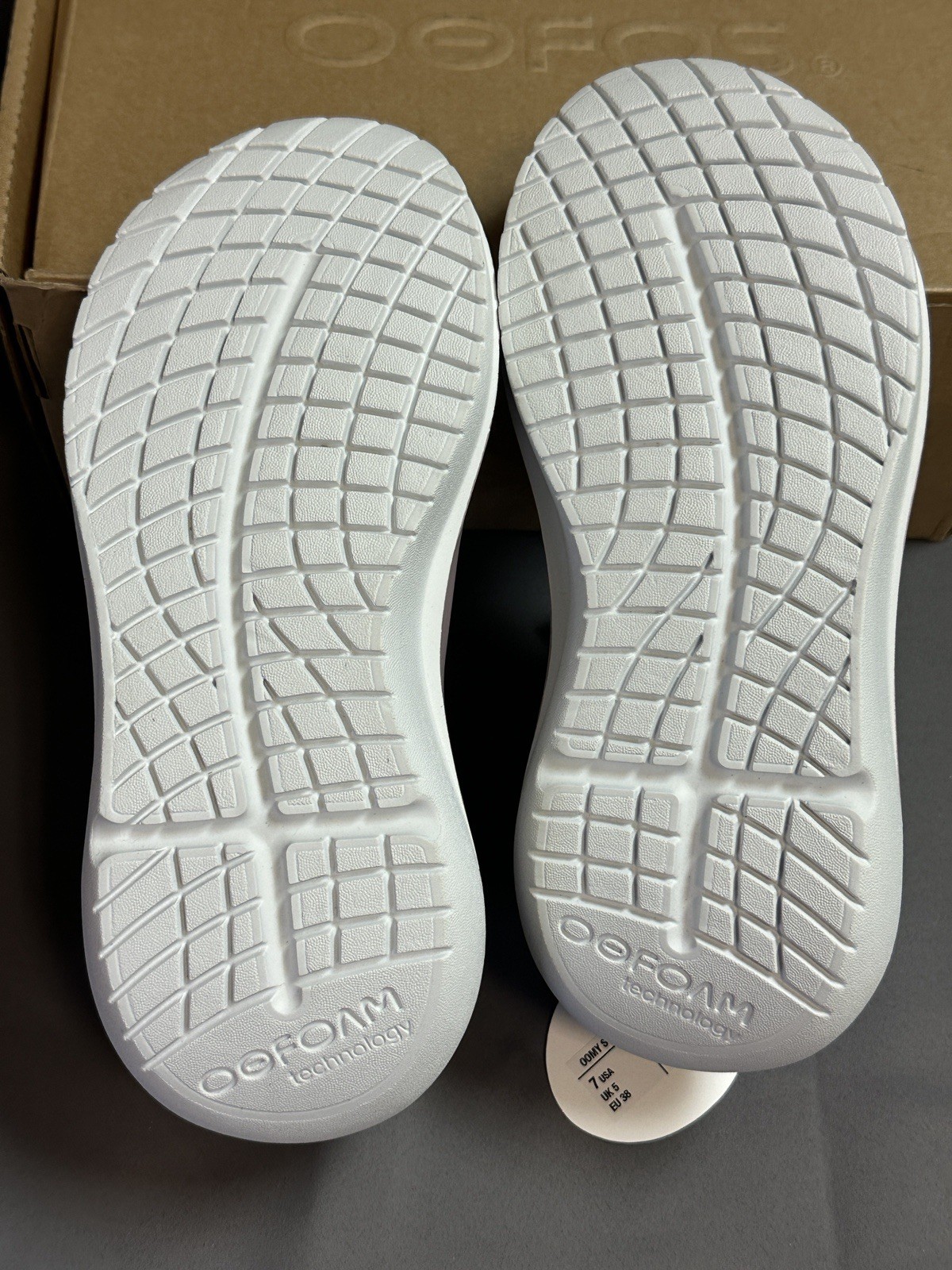 New OOFOS Women’s OOmy Stride in Stardust / White – Recovery Sneakers – Size 7