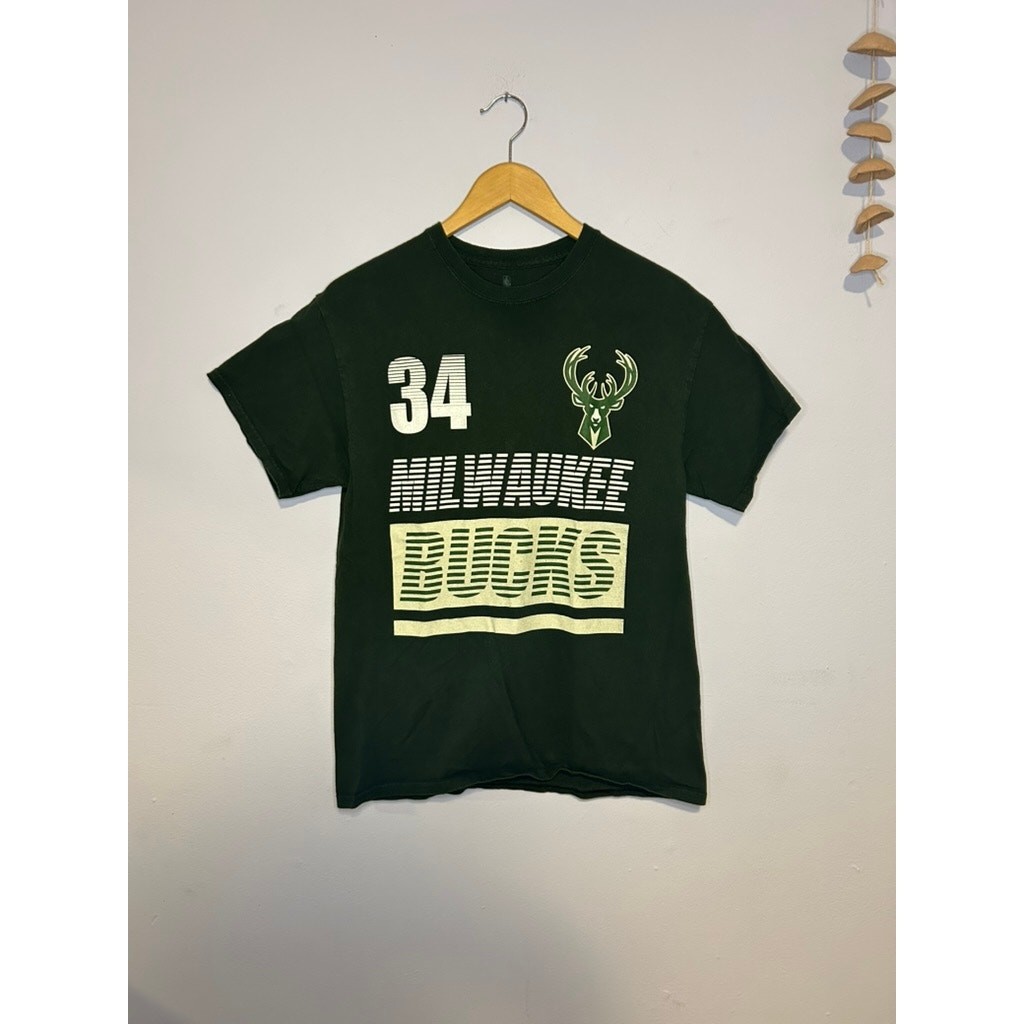 Green Milwaukee Bucks Antetokounmpo Graphic T-Shirt | NBA | 34 – (Unisex S)