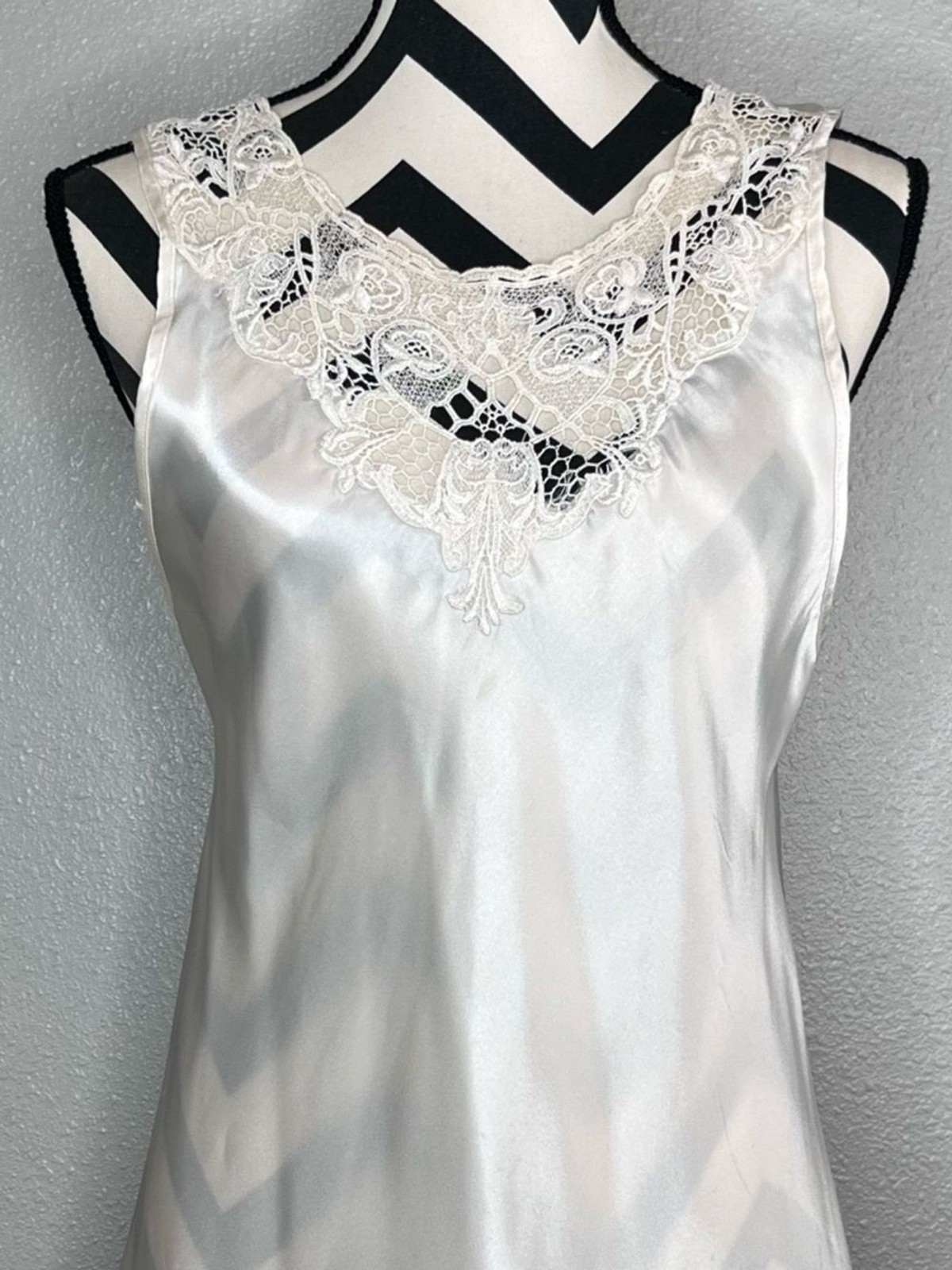 Vintage Sz XL Coquette Y2K Lace Neck Sleeveless Stain Camisole Top