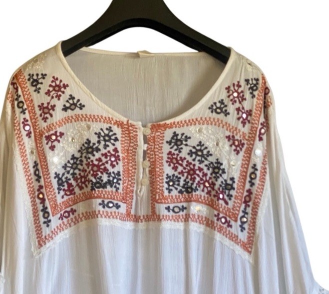 NWOT Rivera Sun White Embroidered Pancho Style Tunic. Size Large