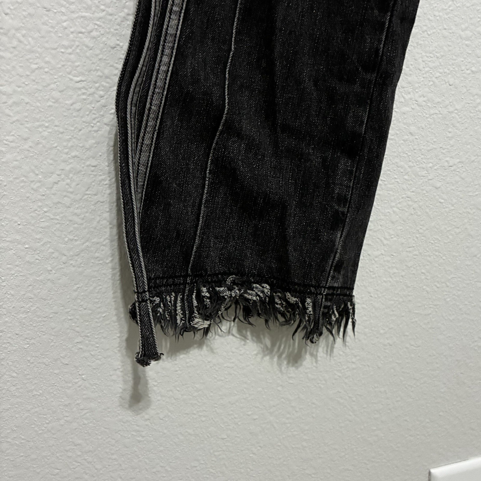 chuu High Rise Straight Dark Wash Black Denim Jeans Frayed Hem 5-Pocket