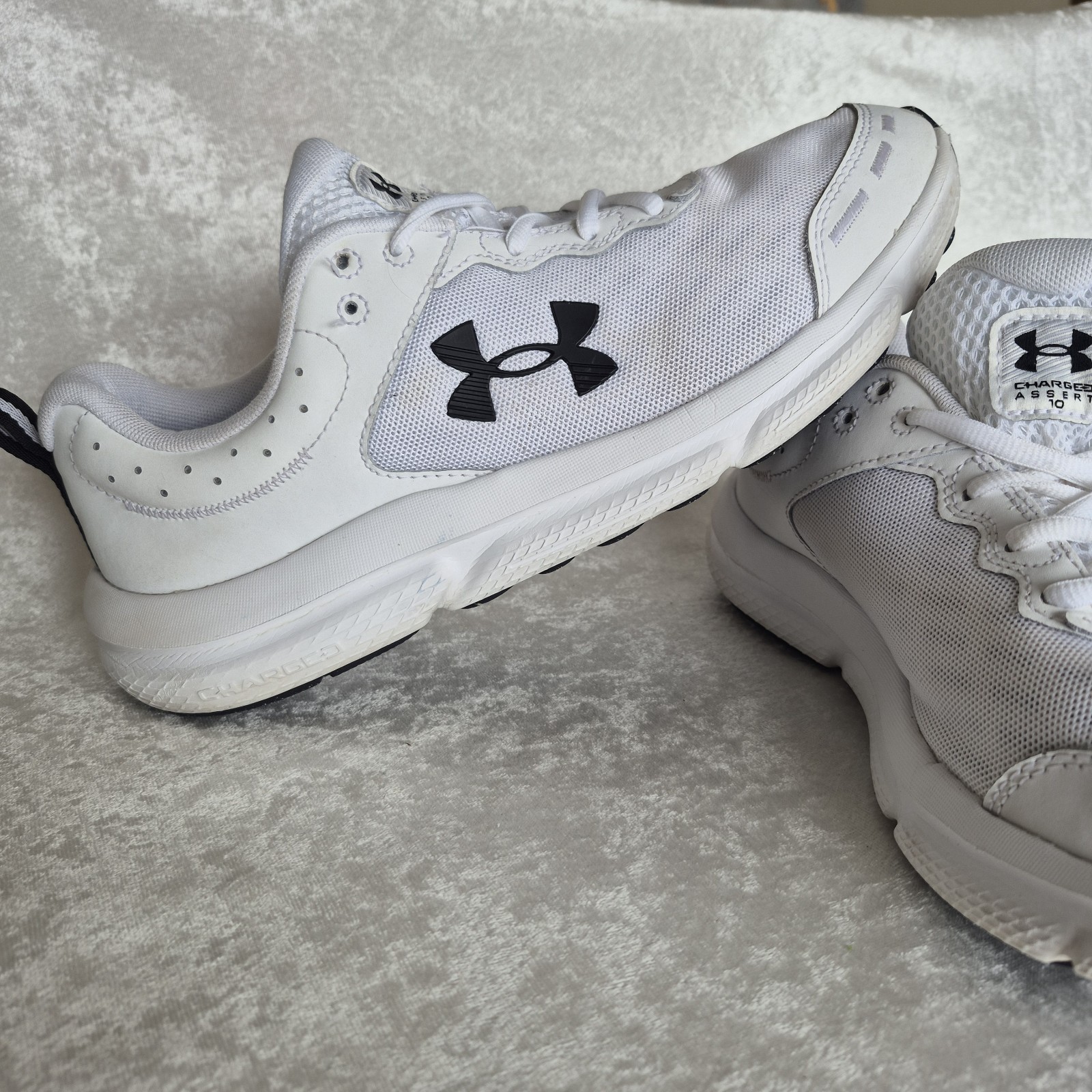 Under Armour Charged Assert Men White Black Mesh Sneakers Size 10.5 3026175-104