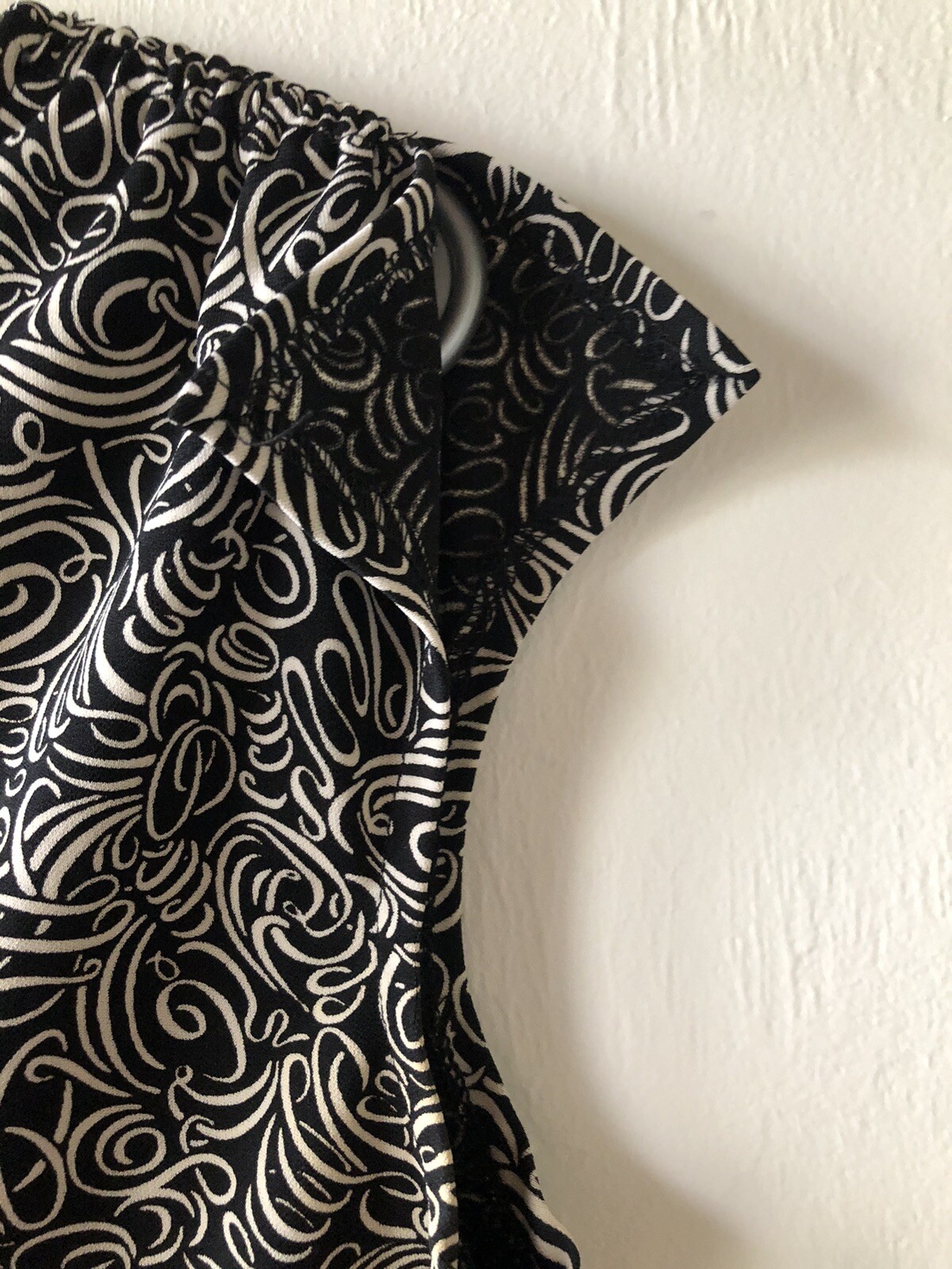 STUDIO M Short Black Cream Top Size Small Womens