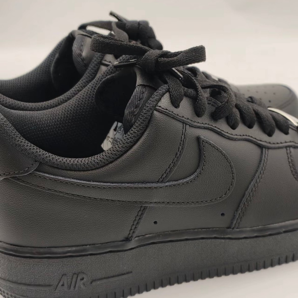 Men’s Nike Air Force 1 ’07 Low Triple Black/White Classic Sneakers US Men’s Size