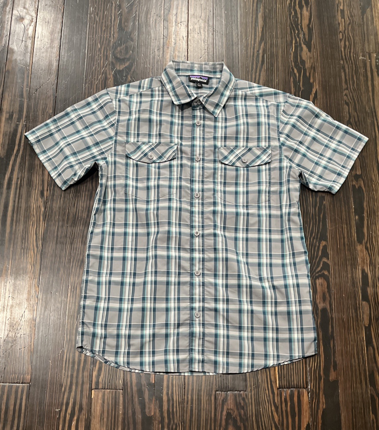 Patagonia Short Sleeve Button Up Shirt Men’s Small Plaid Gray Green Nylon Poly