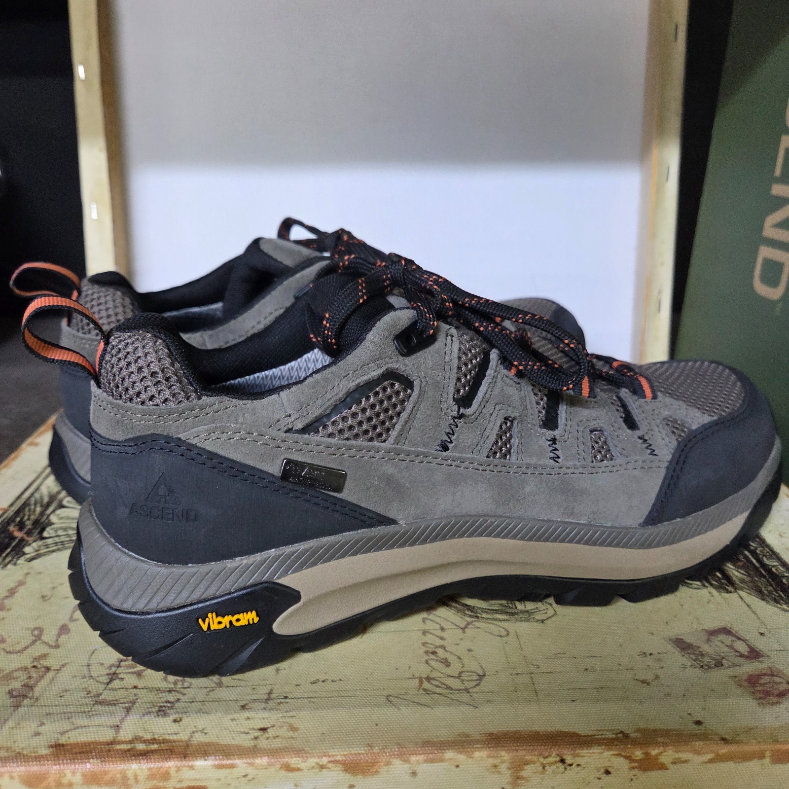 Size 9.5 Ascend Mojave Low Hiking Men’s Shoes Waterproof Vibram Charcoal-Olive