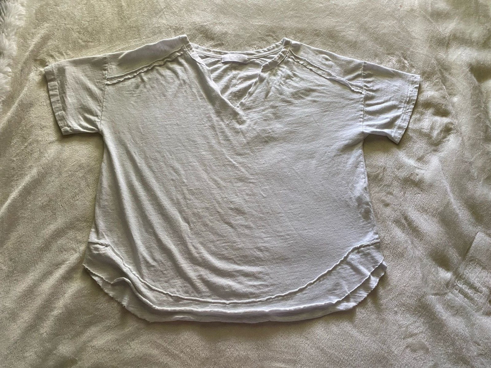 Mod On Trend White Slub Knit Raw Hem Short Sleeve T-Shirt