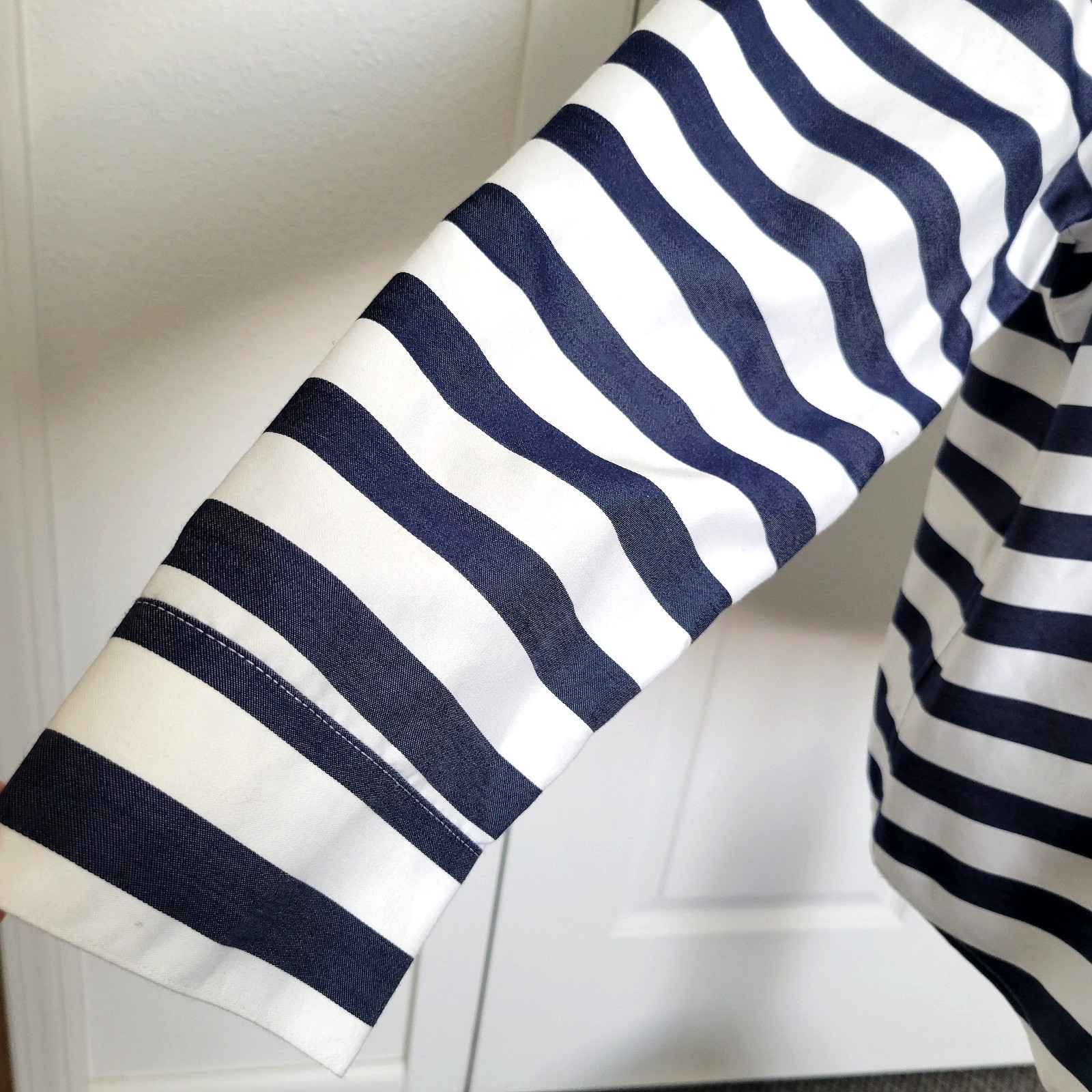 Chicos Shirt Womens 3.5 US XL 18 White Blue No Iron Stripe Pleated Stitch Back