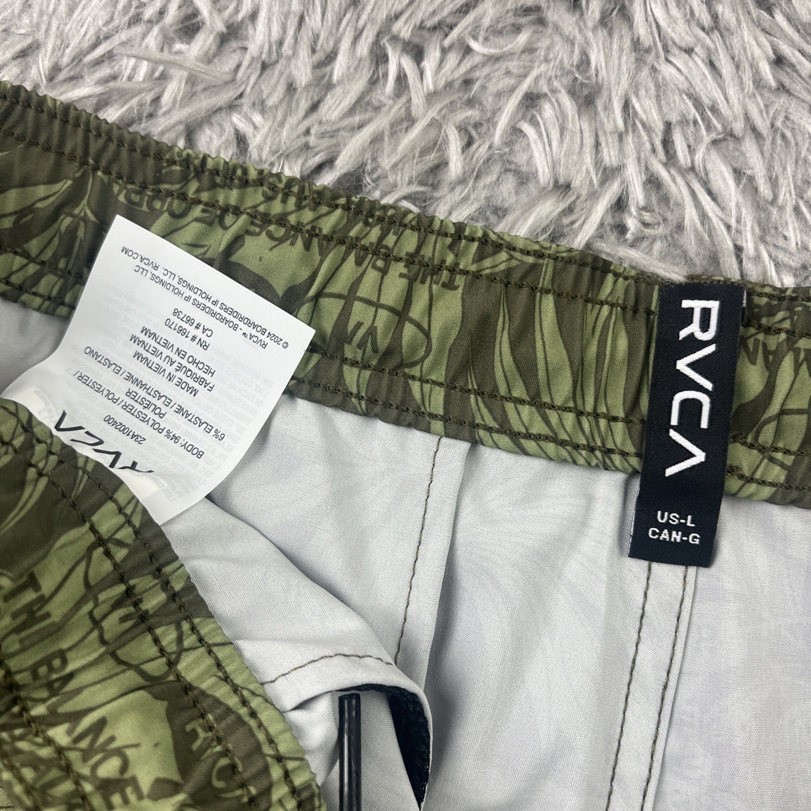 RVCA Kevin EW 17” Hybrid Shorts Green Floral Print Mens Size Large NWT