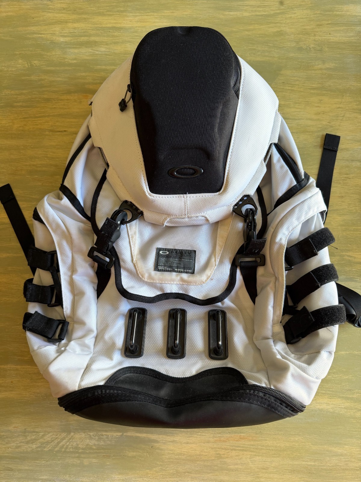 OG **RARE** Oakley Sunglasses White Kitchen Sink Backpack Excellent Condition