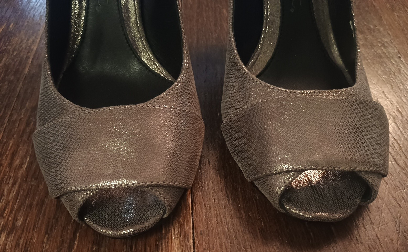 Jessica Bennett Curved in WEDGE 3.5″ Heels Peep Toe Metallic Pump Retro SEXY 7.5