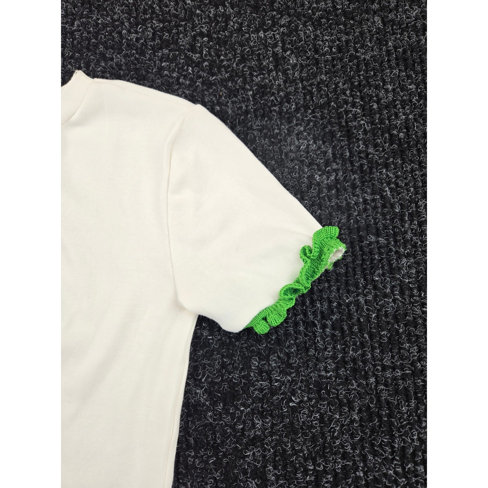 Zara Womens Ribbed Knit T-Shirt Off-White Green Crochet Ruffle Trim Small 1897