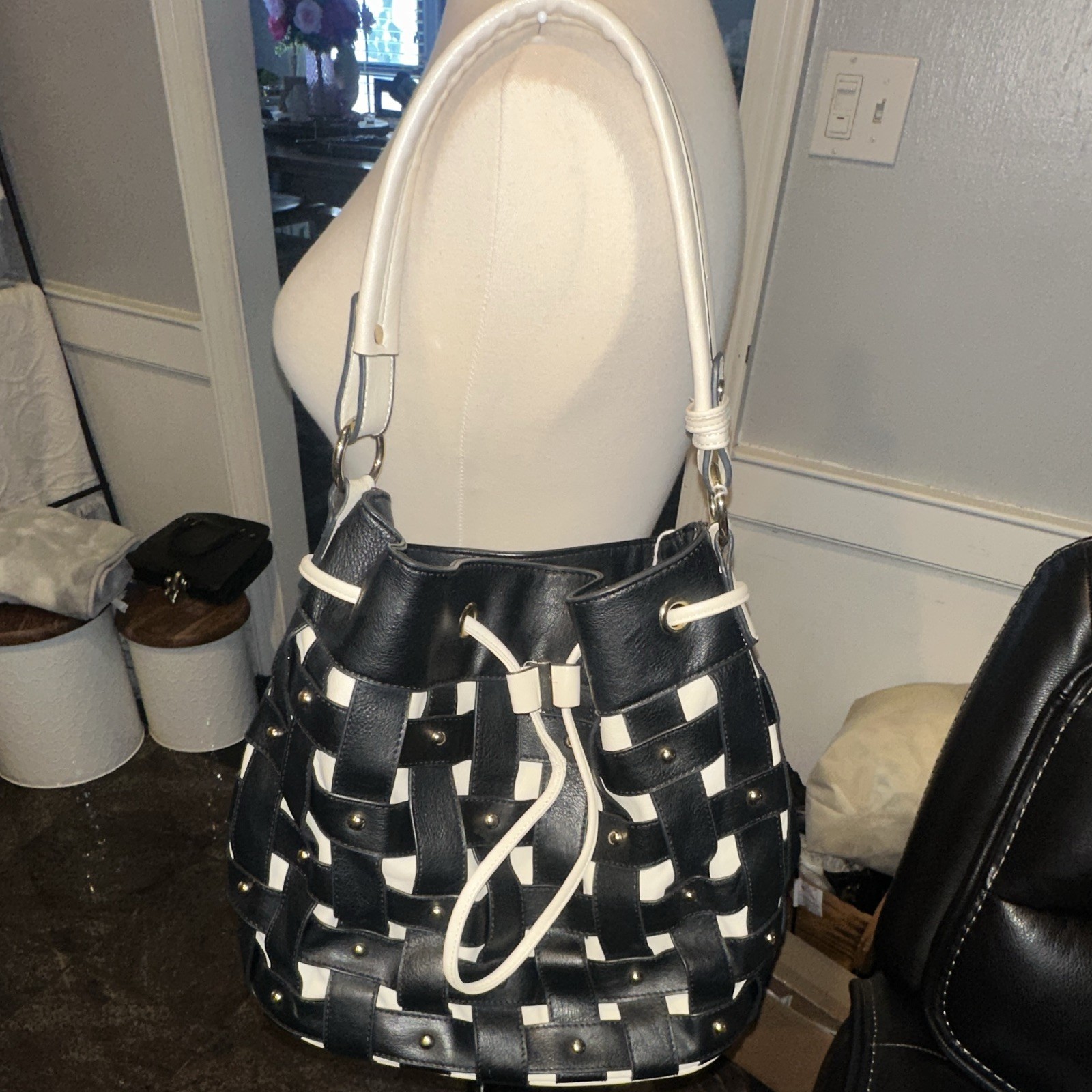 Women’s Black White Woven Bucket Drawstring Shoulder Bag Medium Detachable Strap