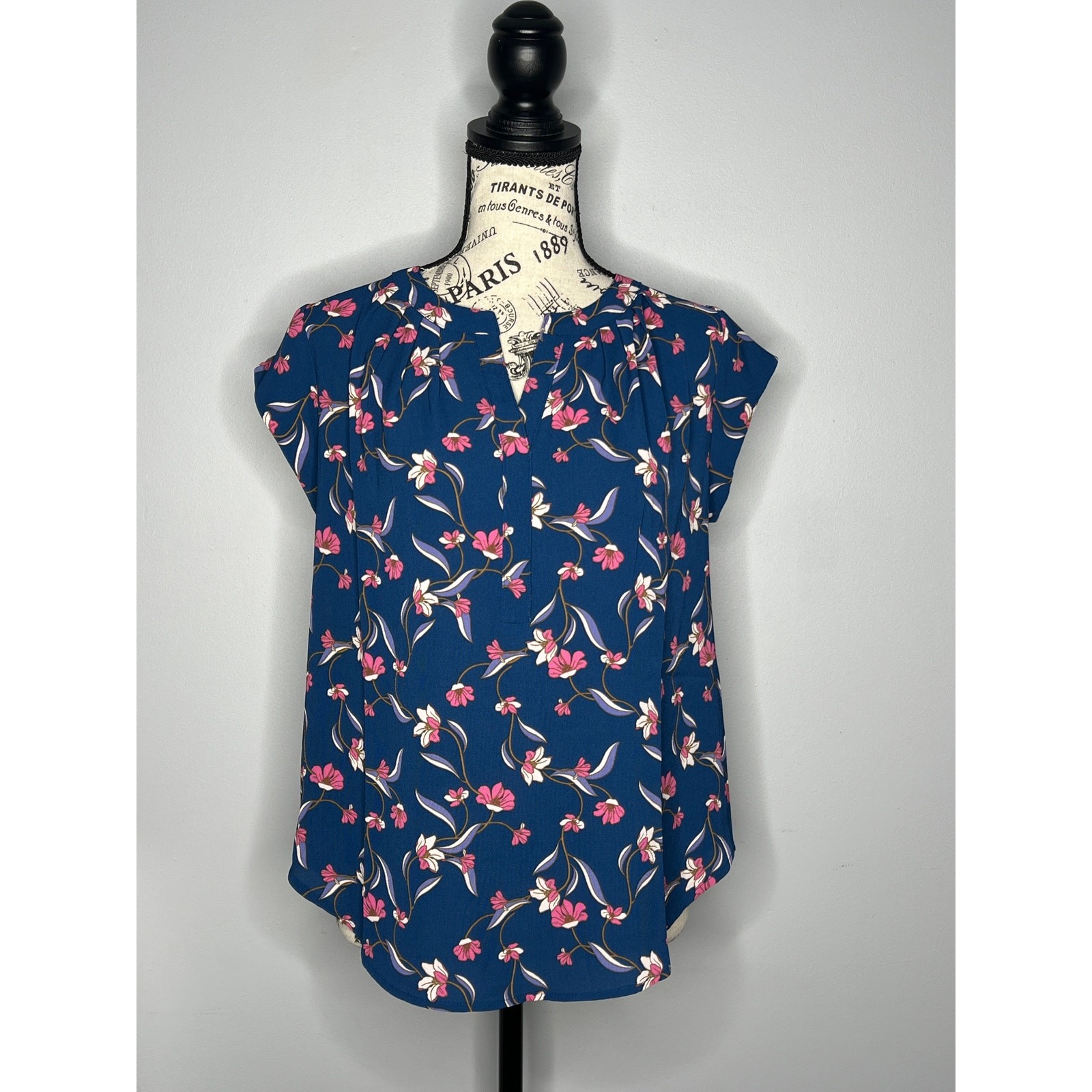 41Hawthorn (S) Morey Split Neck Short Sleeve Blouse – Stitch Fix Floral Top