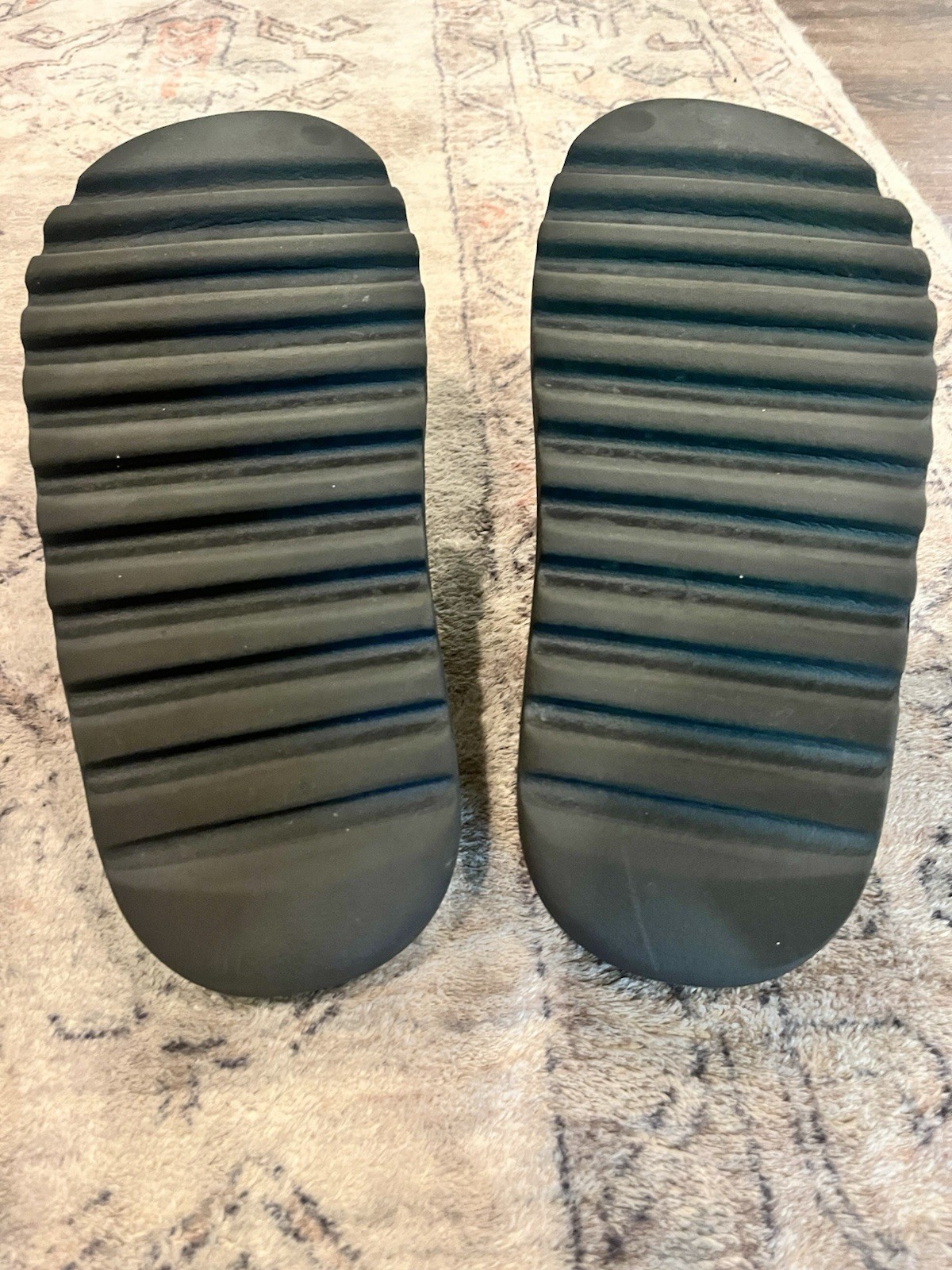 Adidas Yeezy Men’s Black Slide Slightly Used Good Condition