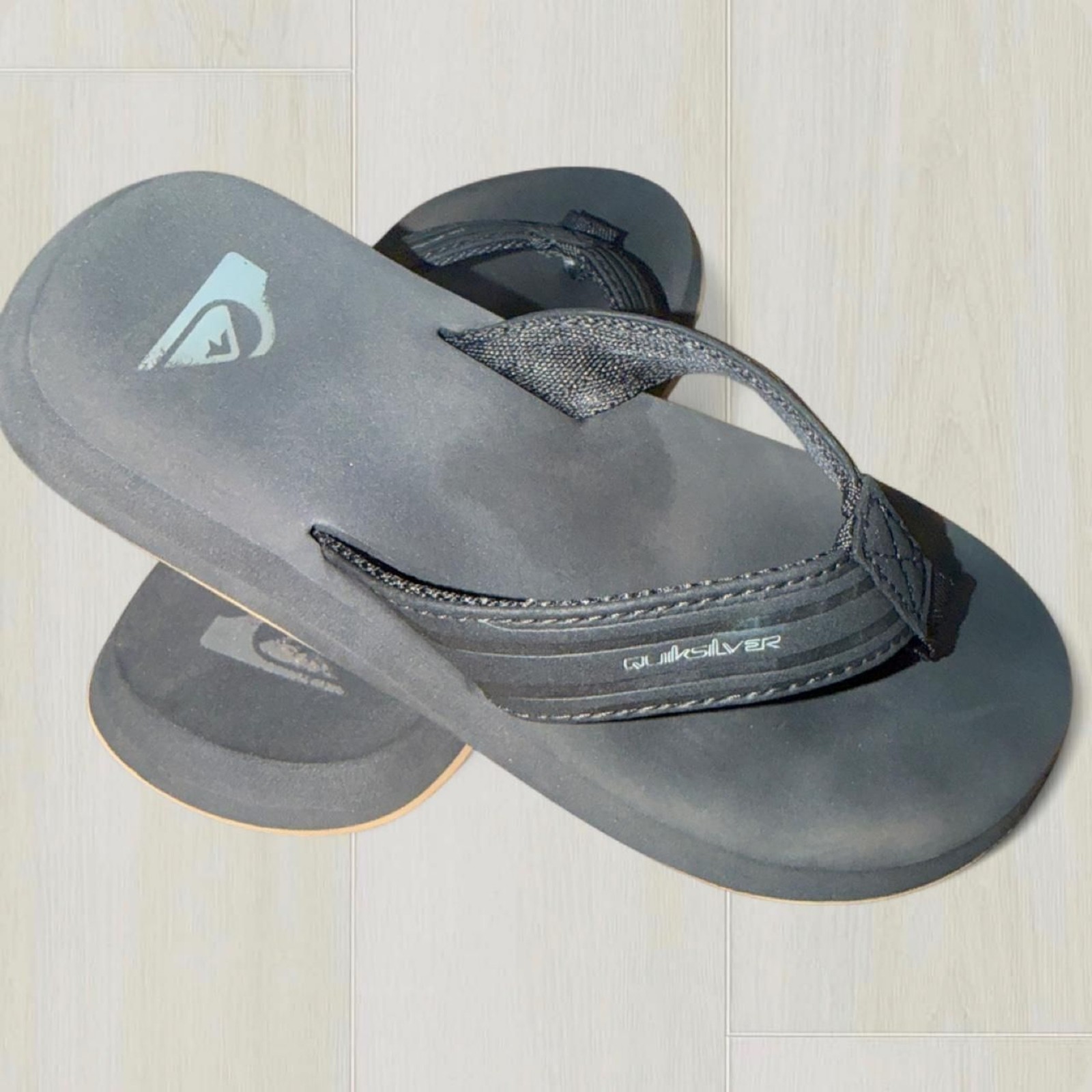 Quiksilver Women’s Black and Grey Flipflops