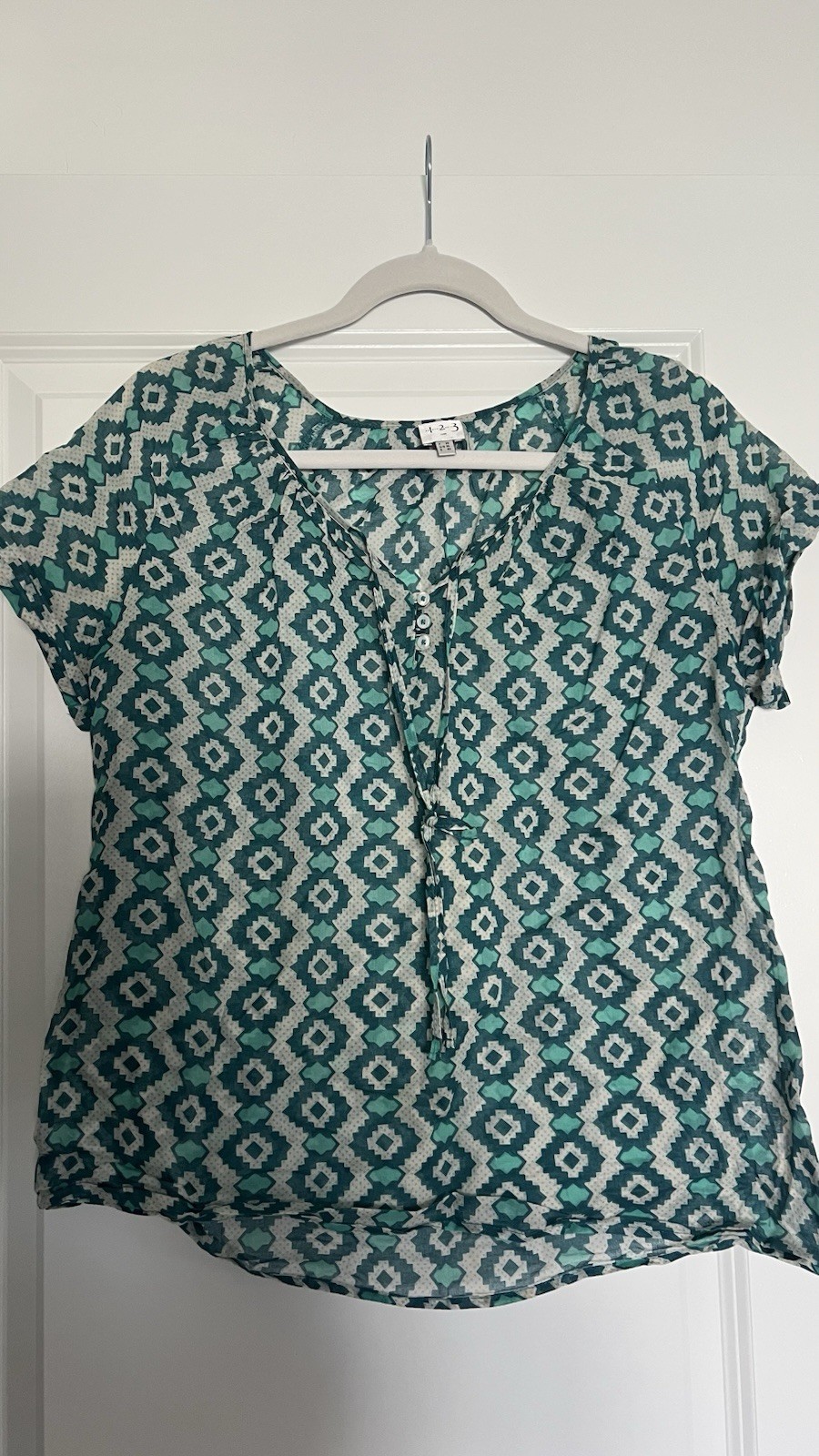 1 2 3 Paris Green/White Geometric V-Neck Button Front Blouse Short Sleeve 38
