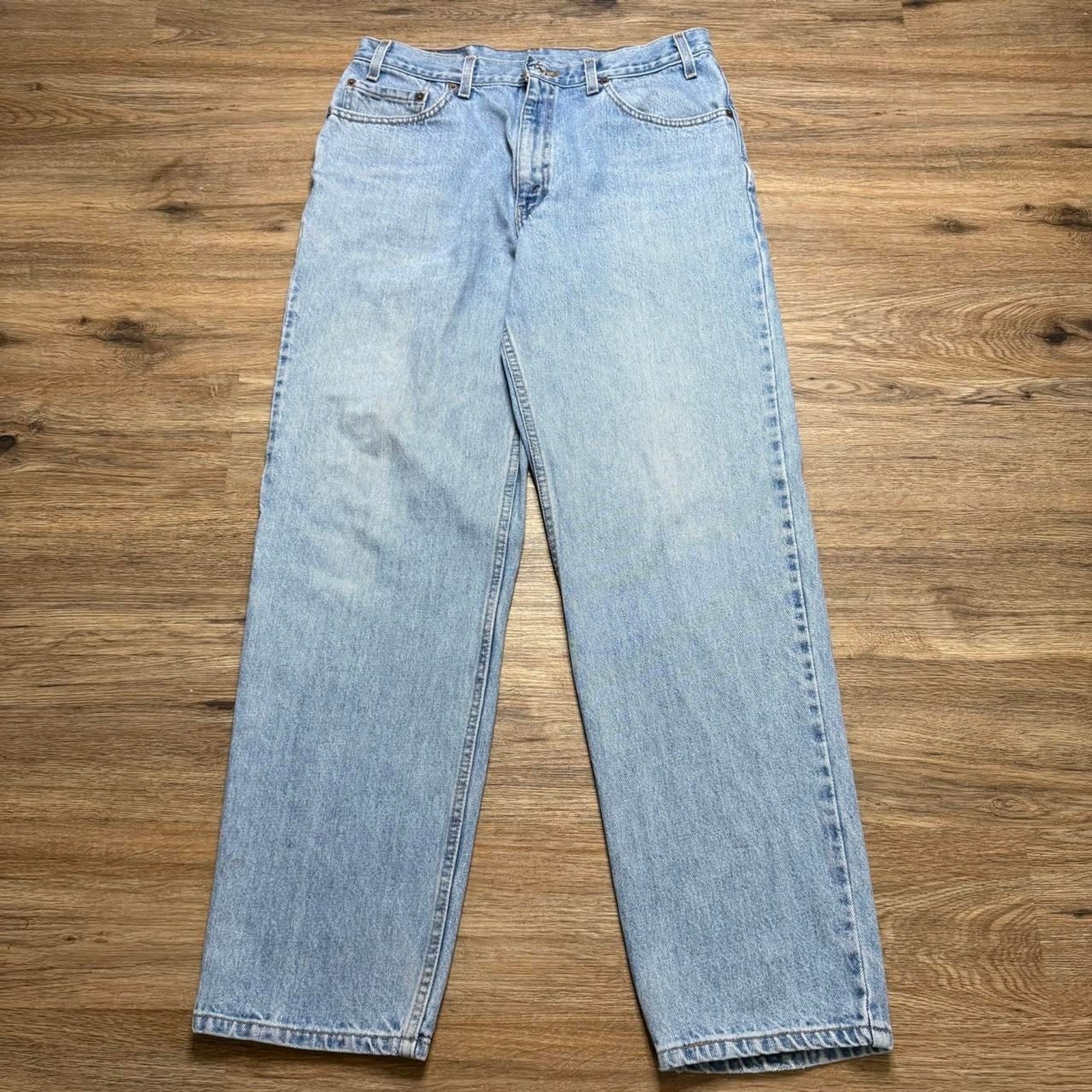 Vintage 90’s Levi’s paper tag light wash style 550 denim jeans Size 34×32